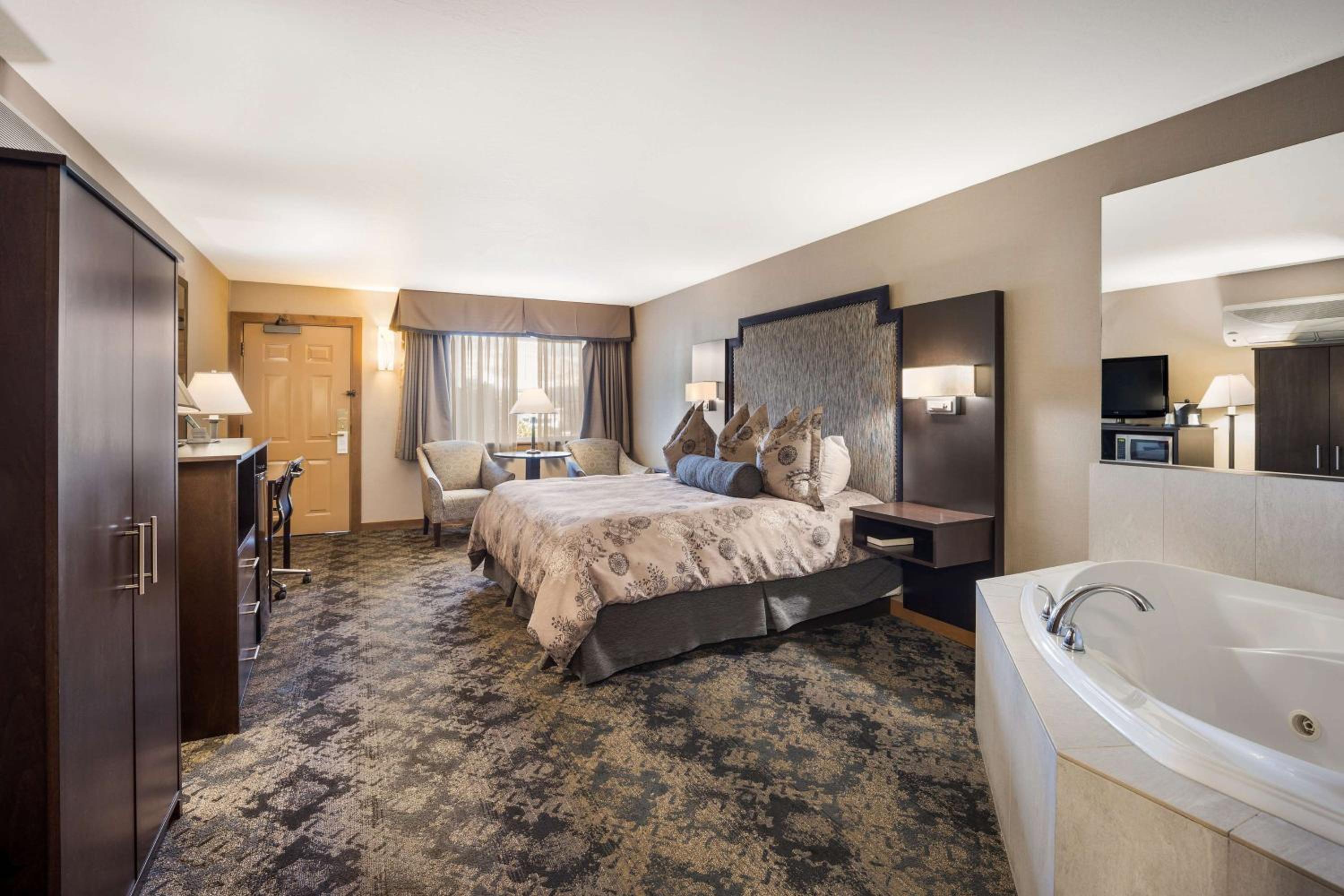 King Suite with Spa Bath - Non-Smoking