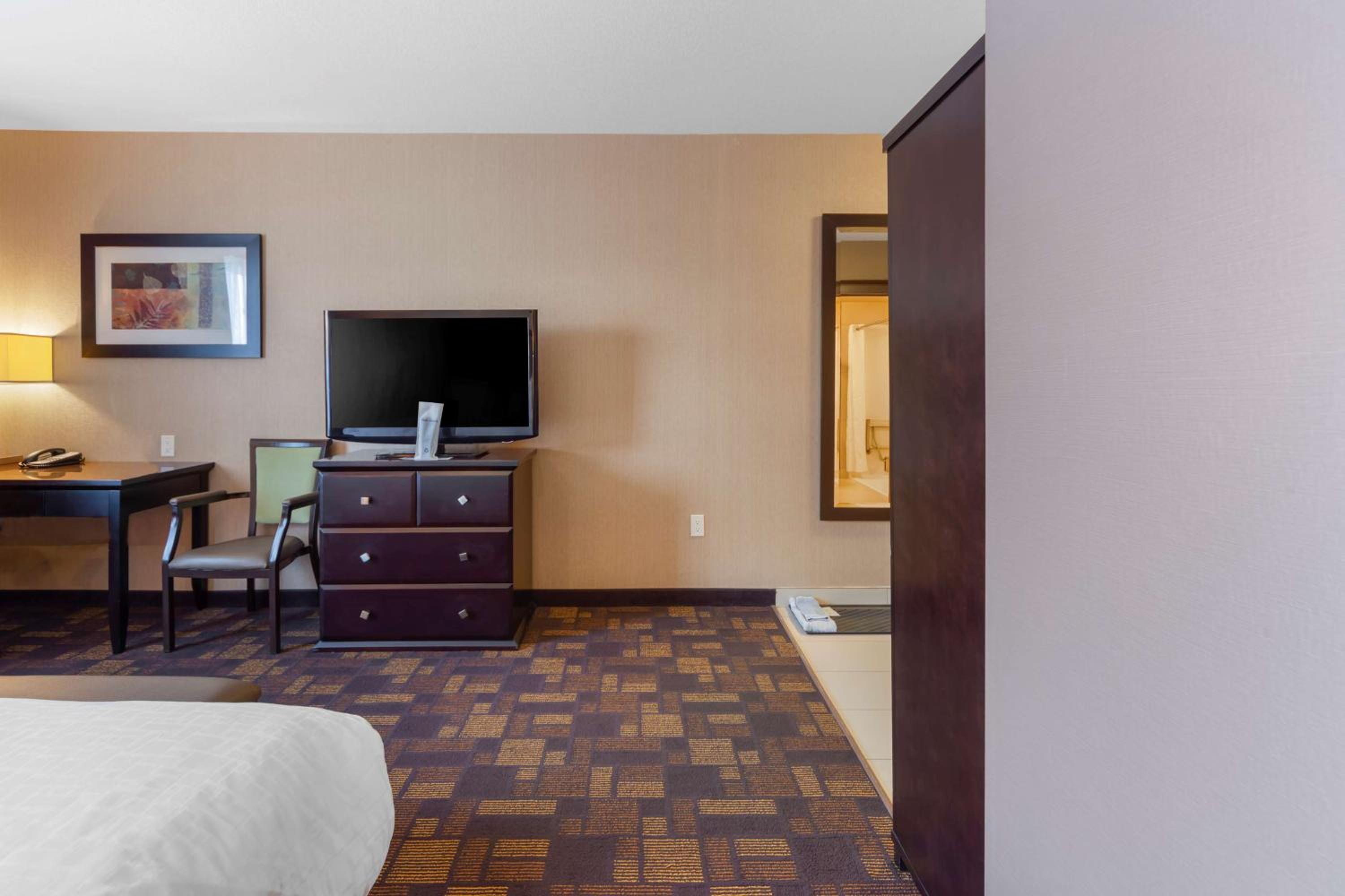 King Room With Roll-In Shower - Disability Access