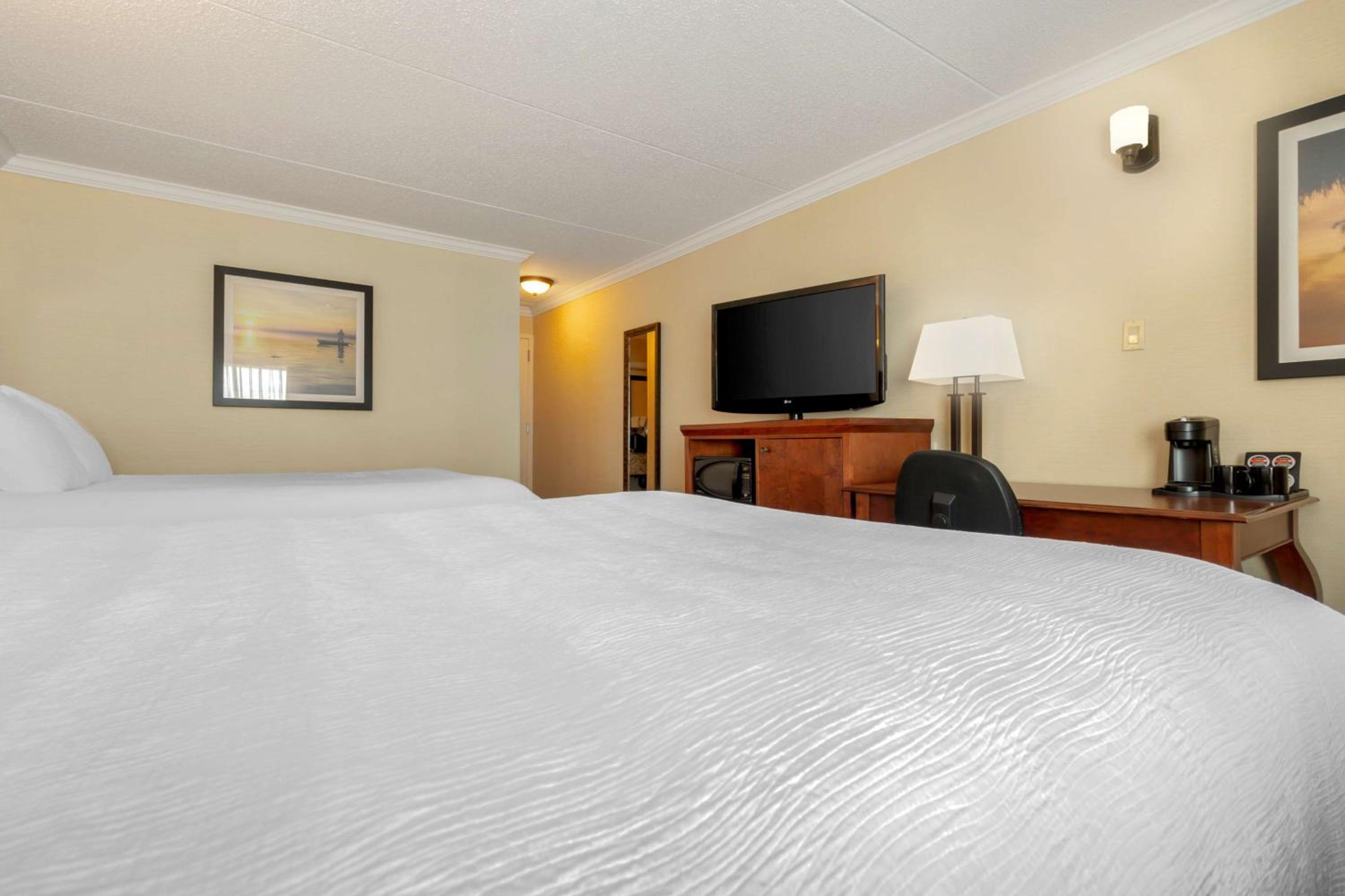 Queen Room with Two Queen Beds and Work Desk - Non-Smoking/Second Floor photo 3