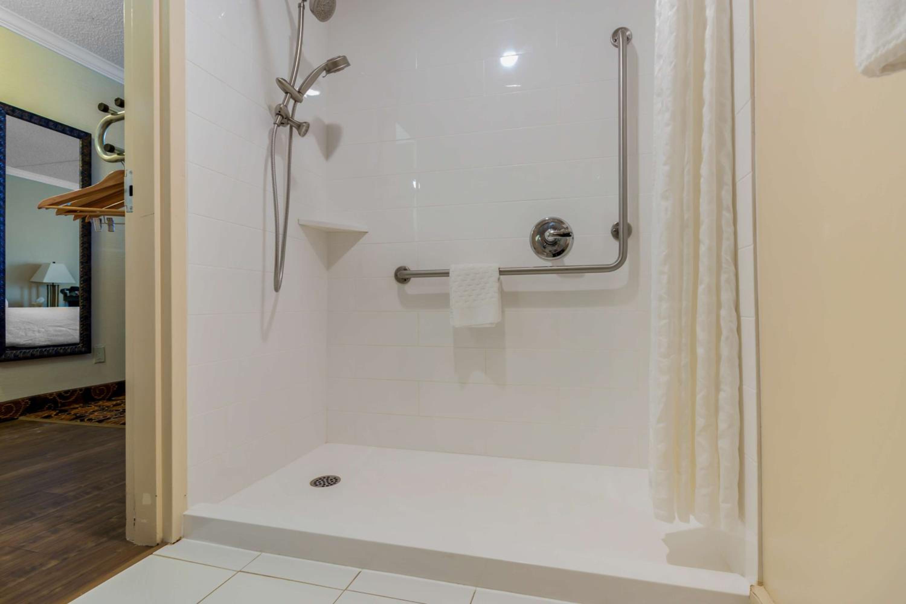 Double Room with Two Double Beds and Walk-In Shower - Mobility Accessible photo 3