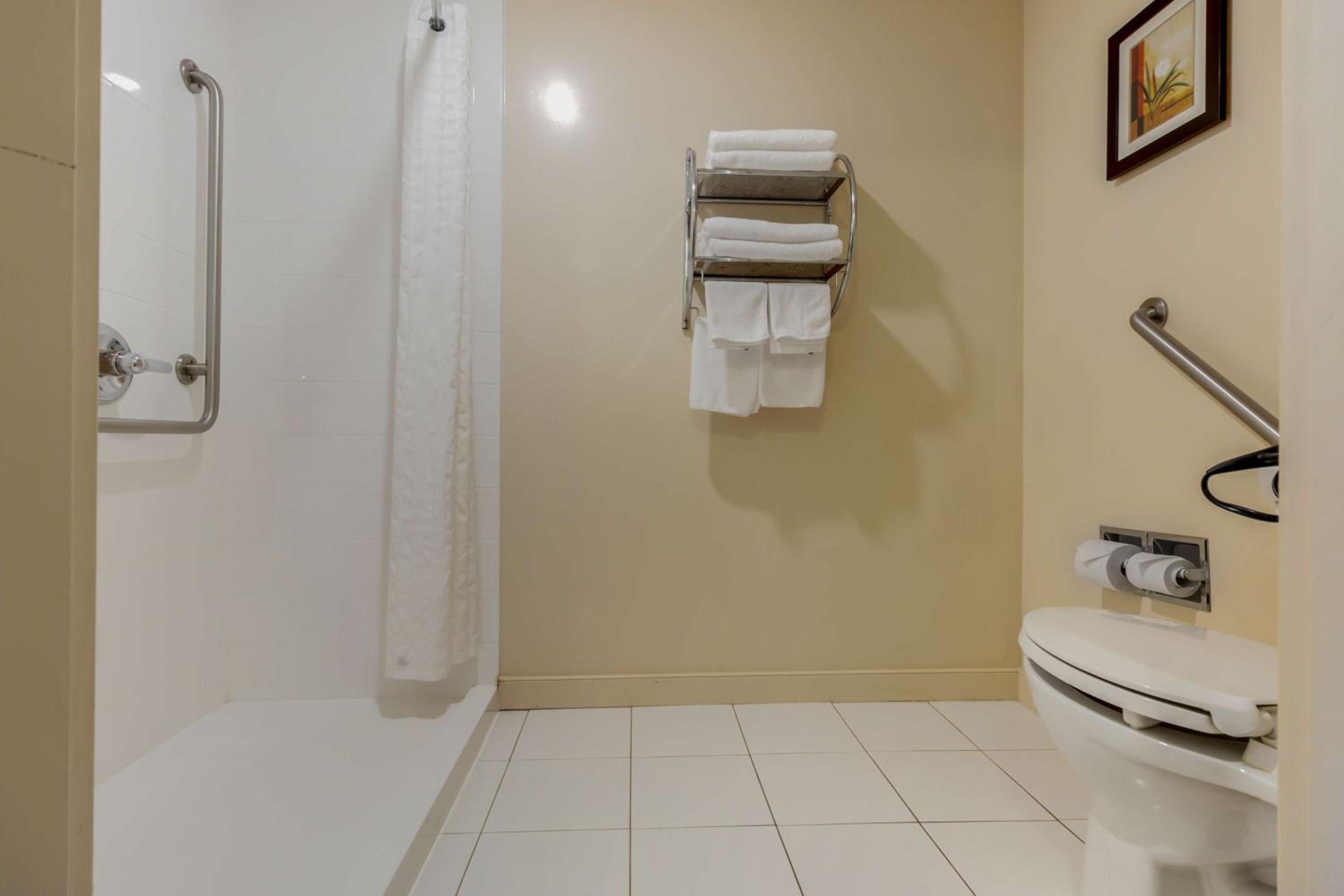 Double Room with Two Double Beds and Walk-In Shower - Mobility Accessible photo 2