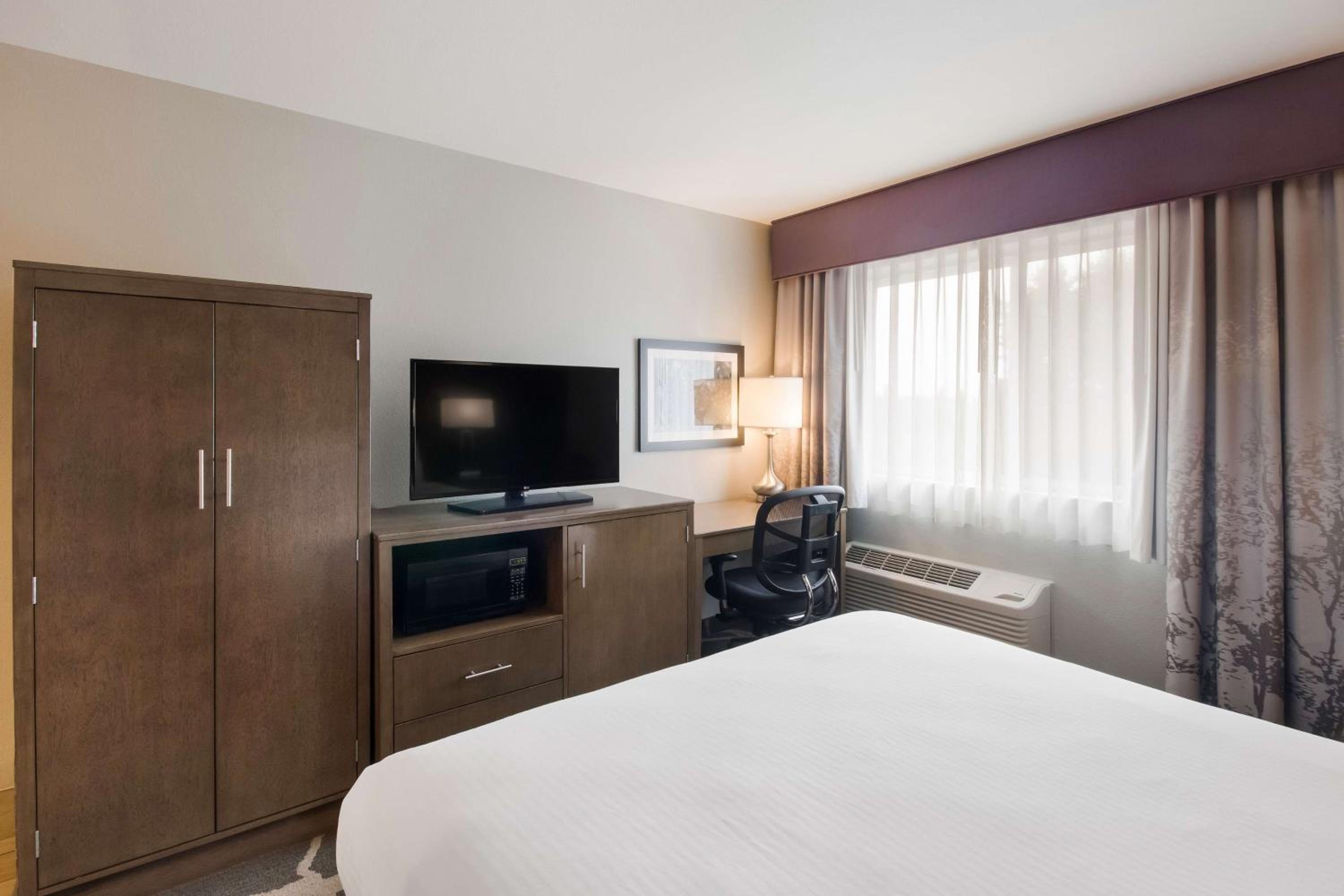 Small Queen Room - Near Elevator - Photo 4