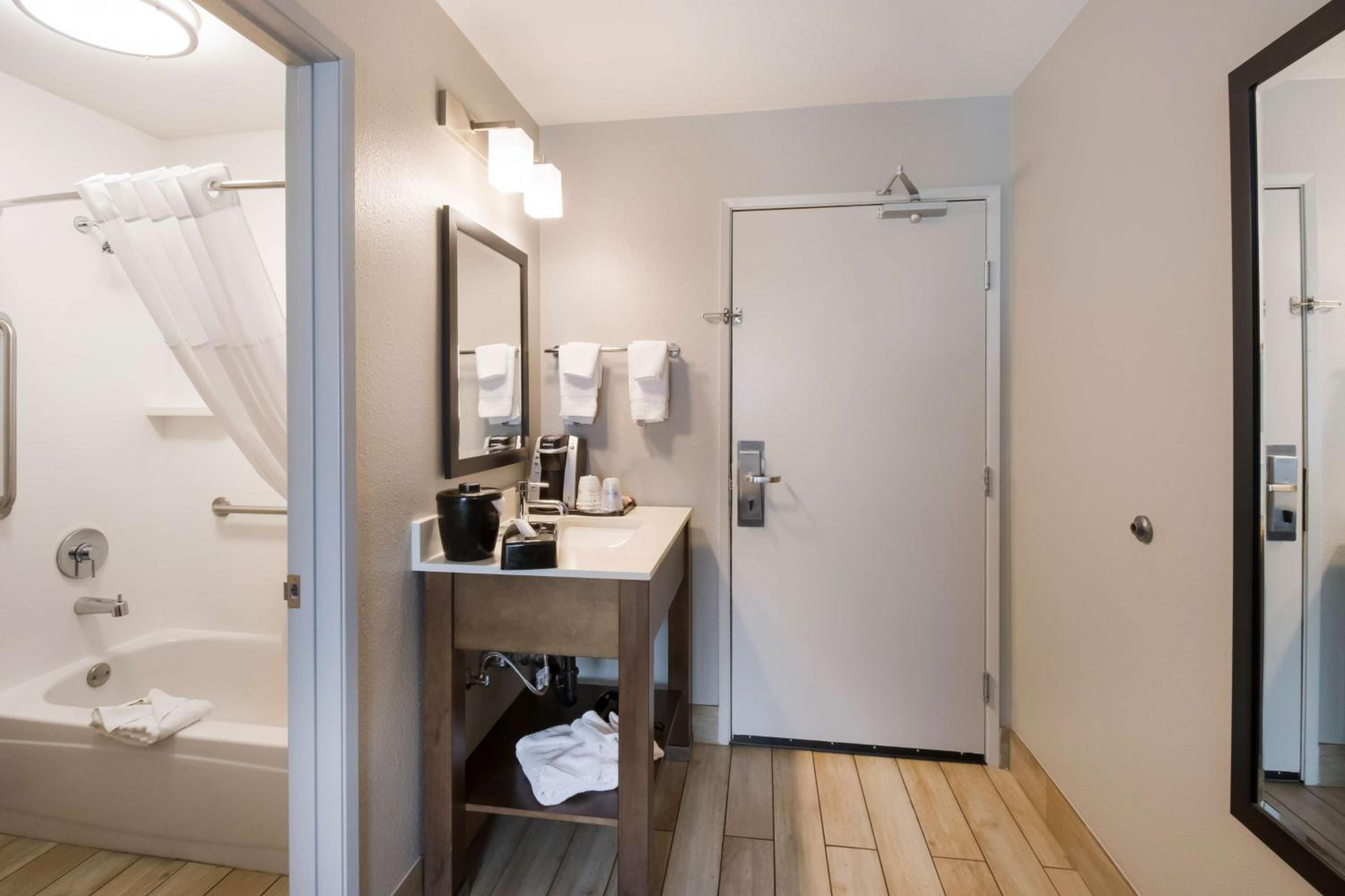 Small Queen Room - Near Elevator - Photo 3