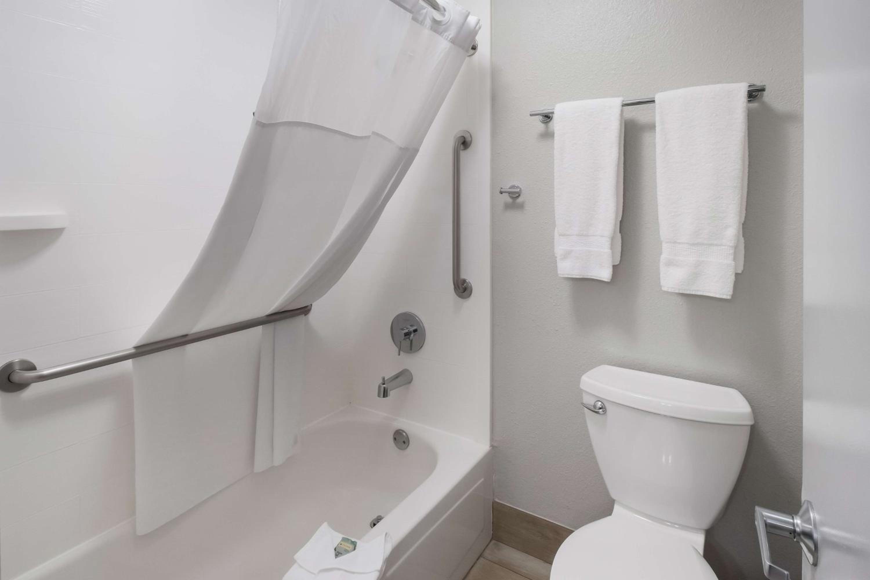 Small Queen Room - Near Elevator - Photo 5