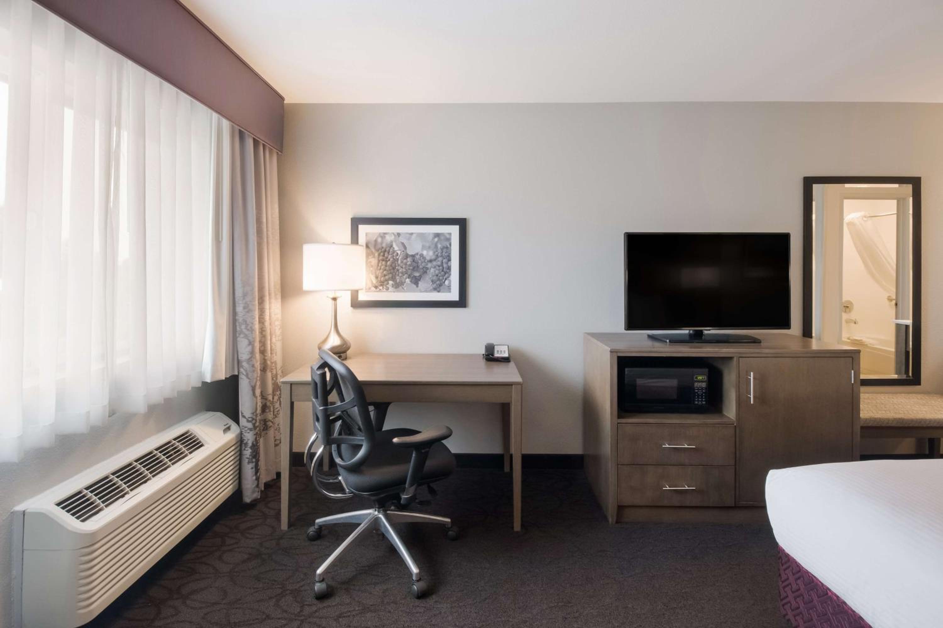 King Room - Non-Smoking - Photo 1