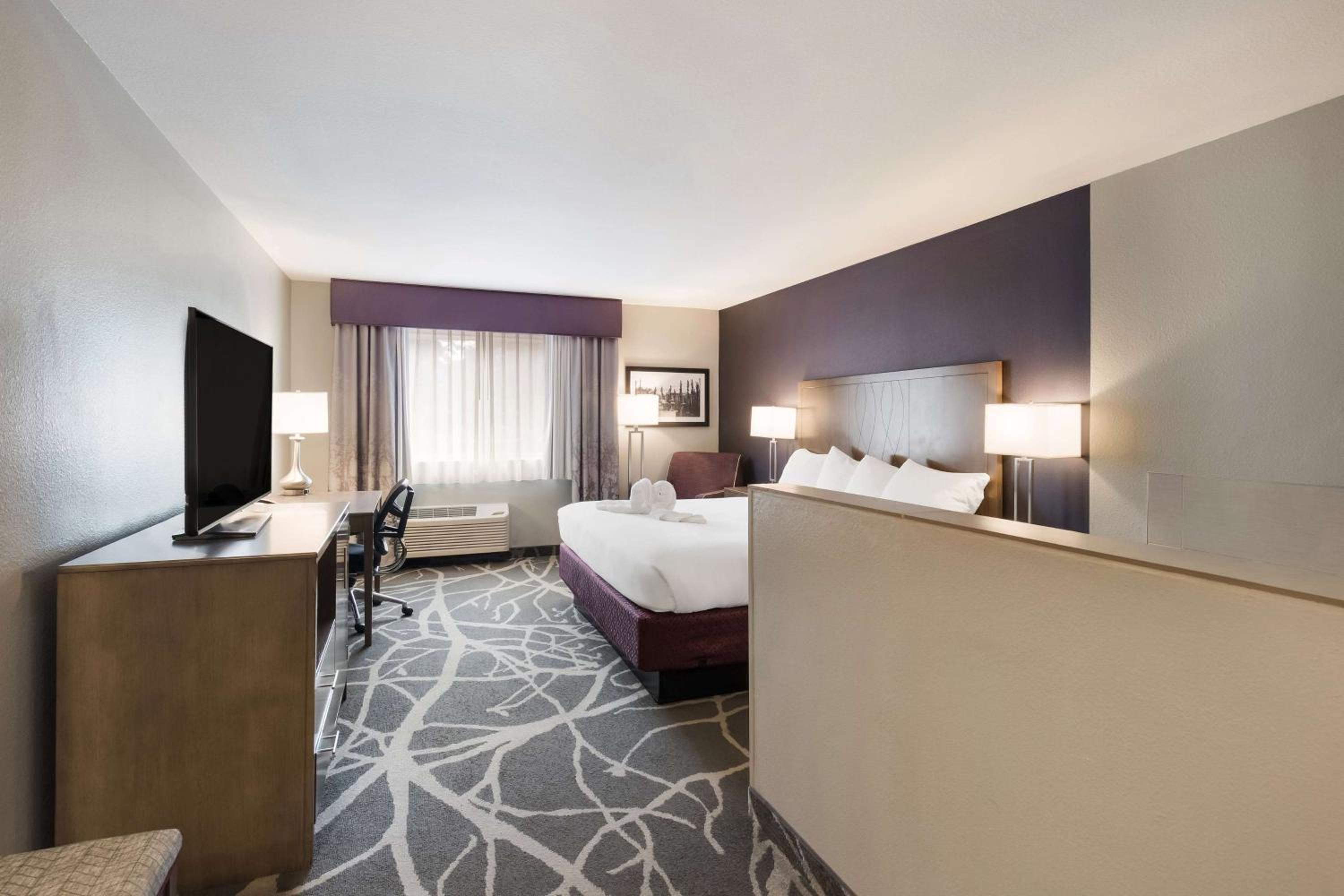 King Room with Whirlpool - Non-Smoking - Photo 1