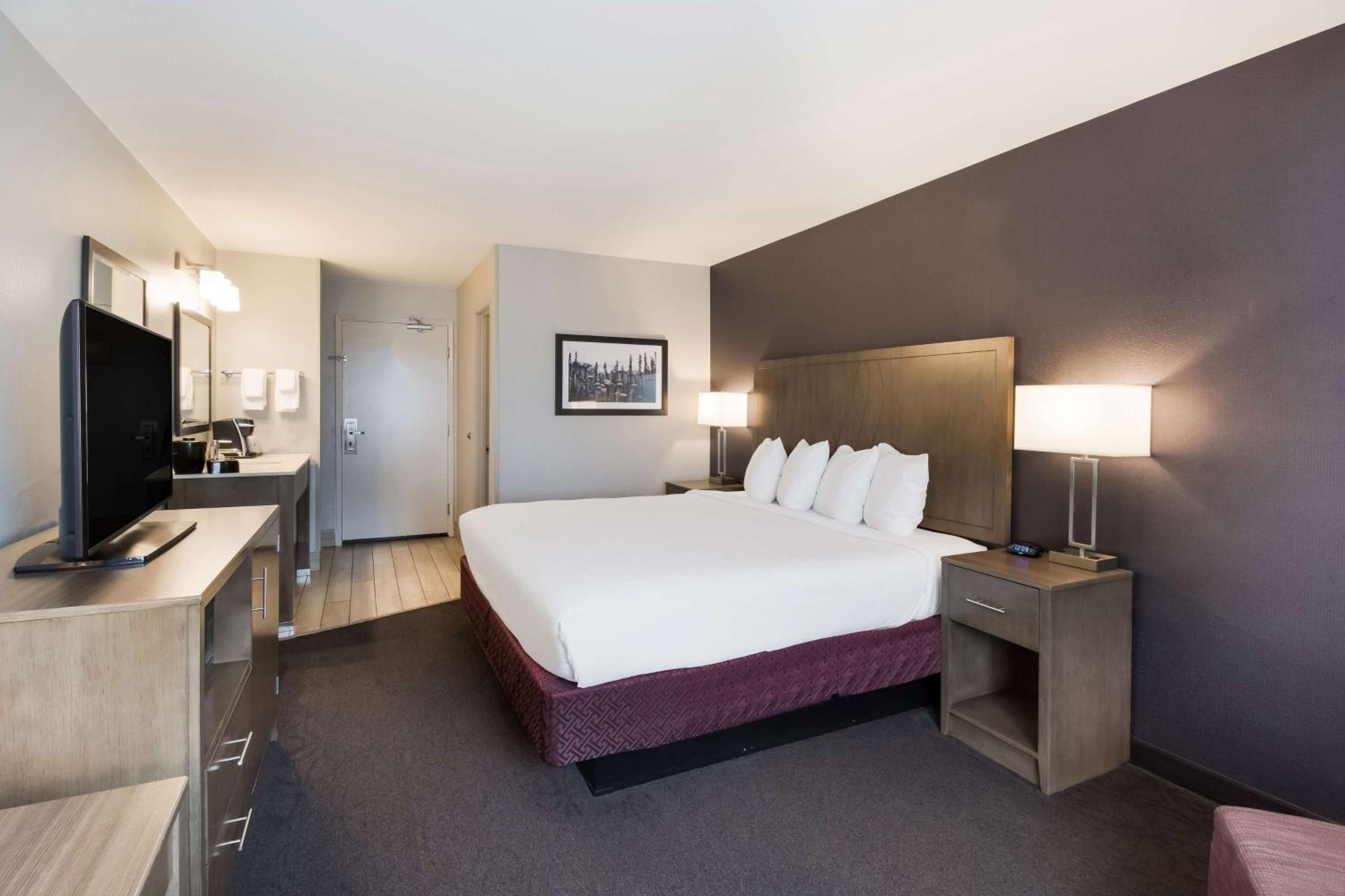 King Room - Non-Smoking - Photo 9
