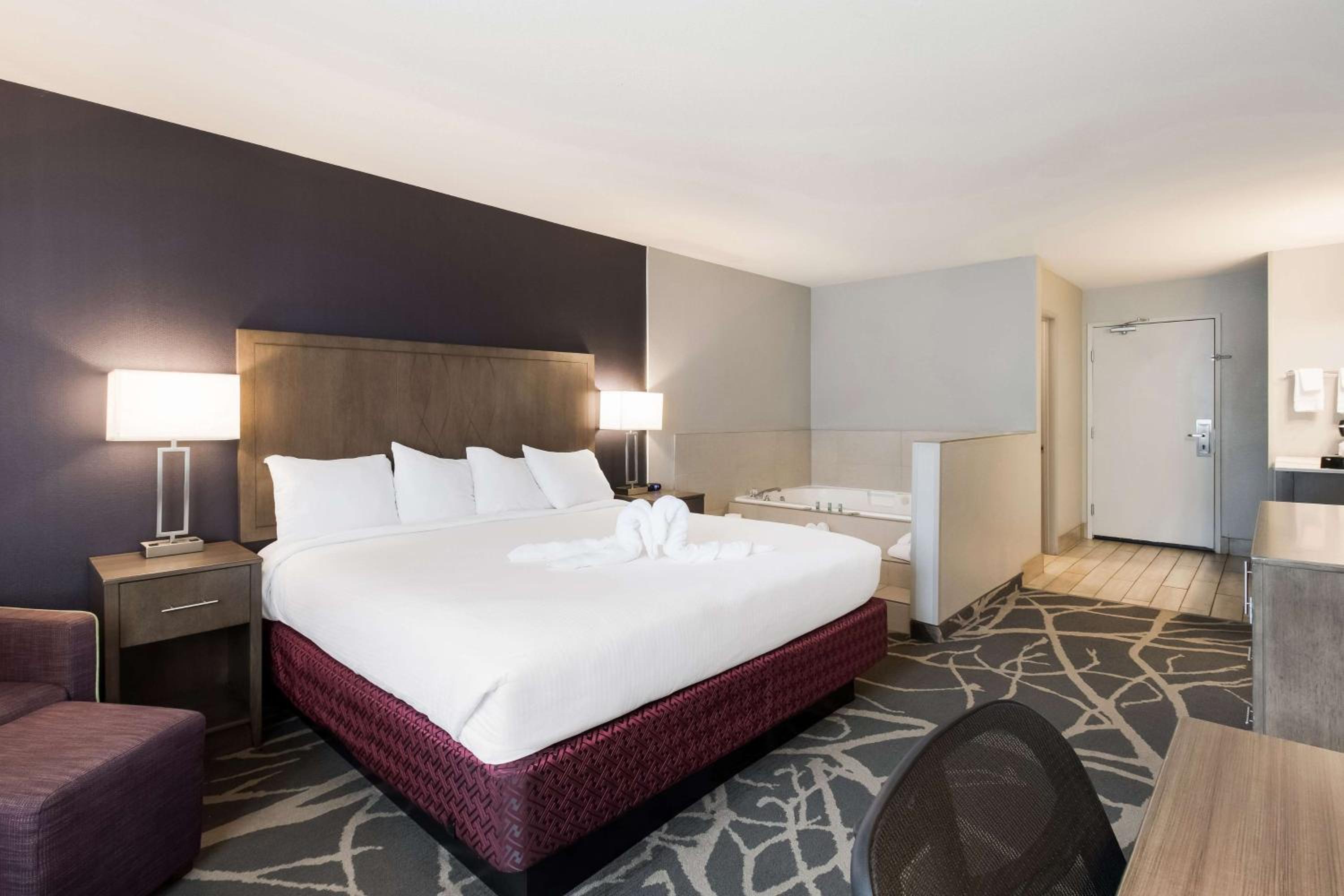 King Room with Whirlpool - Non-Smoking - Photo 2