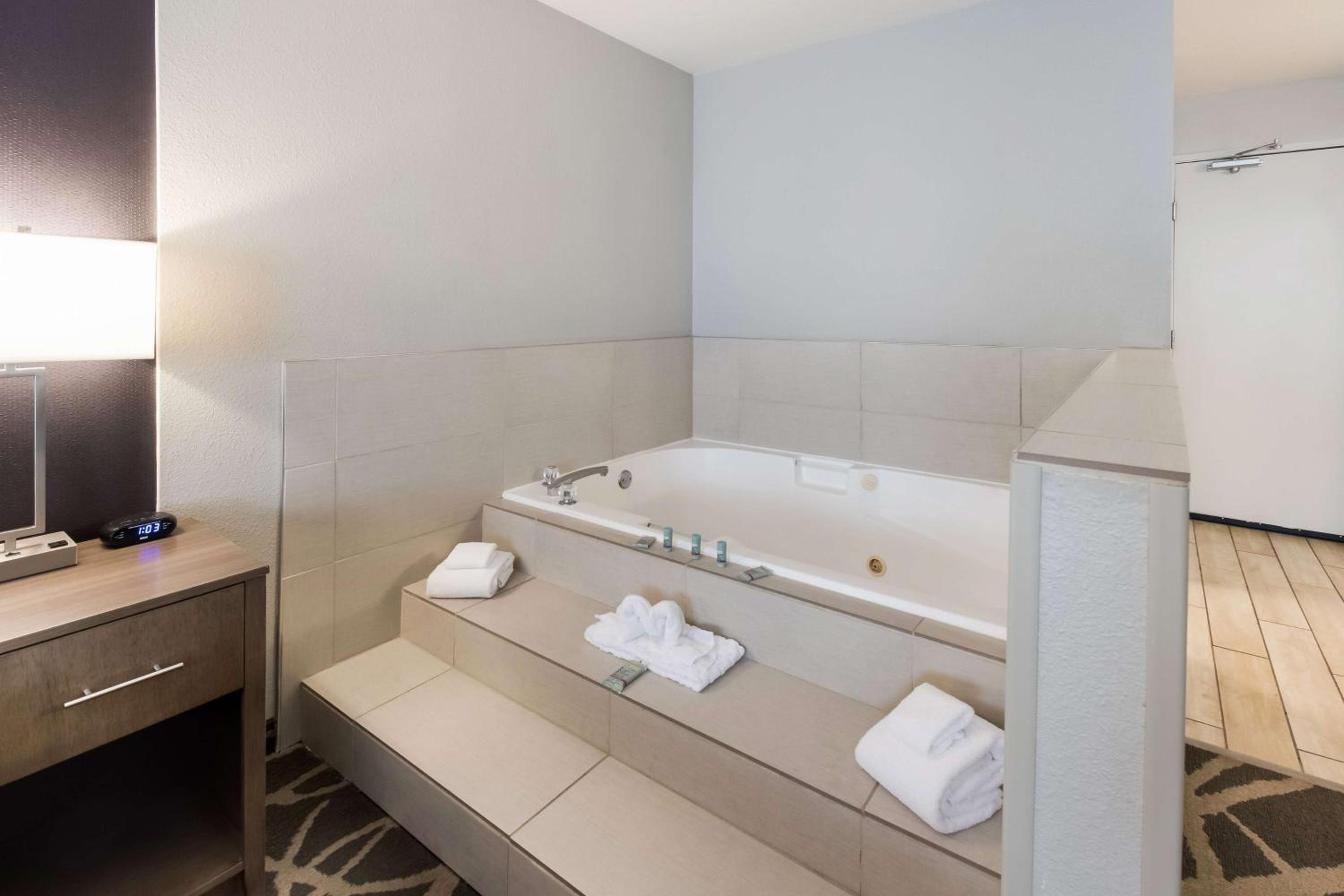 King Room with Whirlpool - Non-Smoking - Photo 6