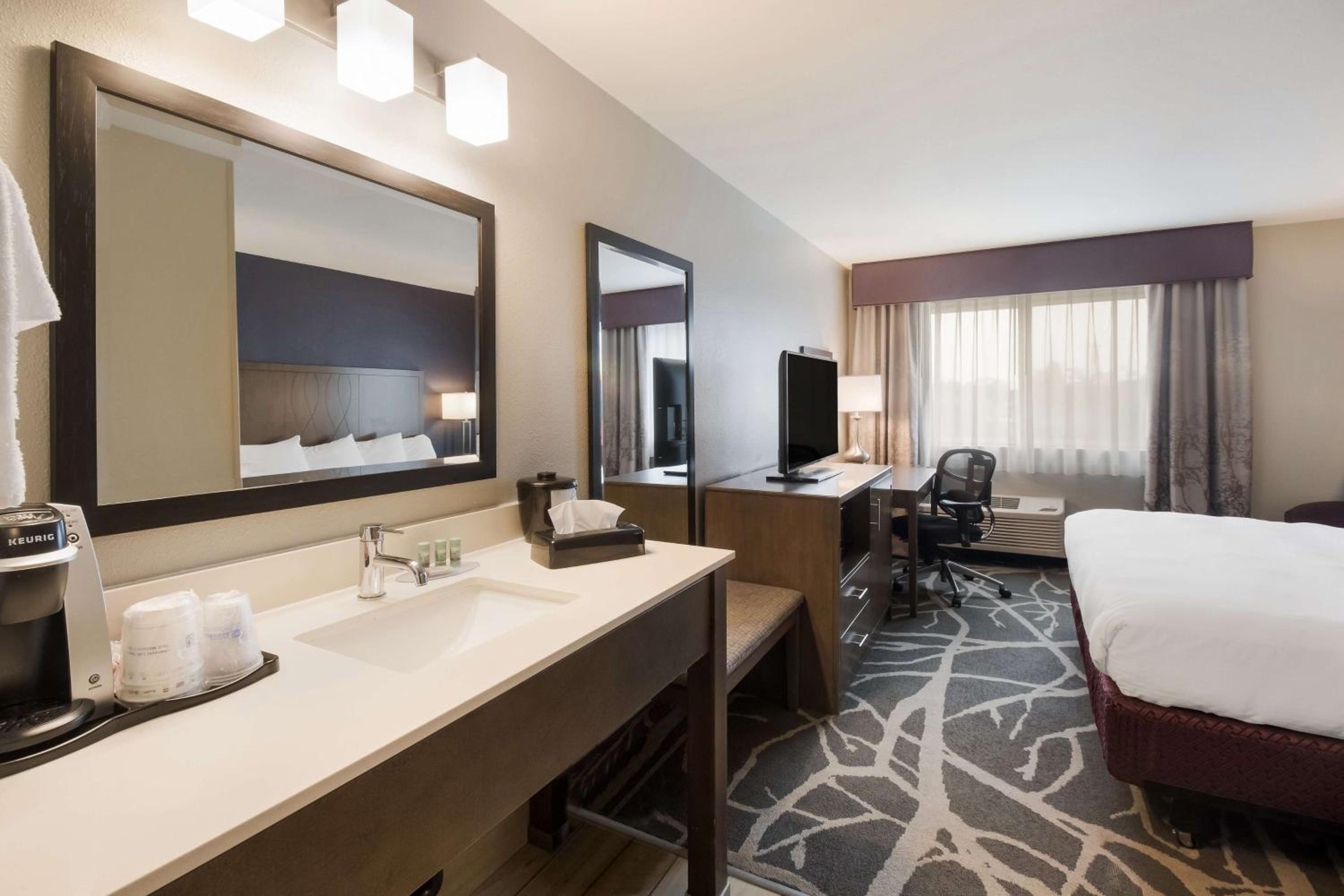 King Room - Mobility Accessible with Bathtub - Photo 9
