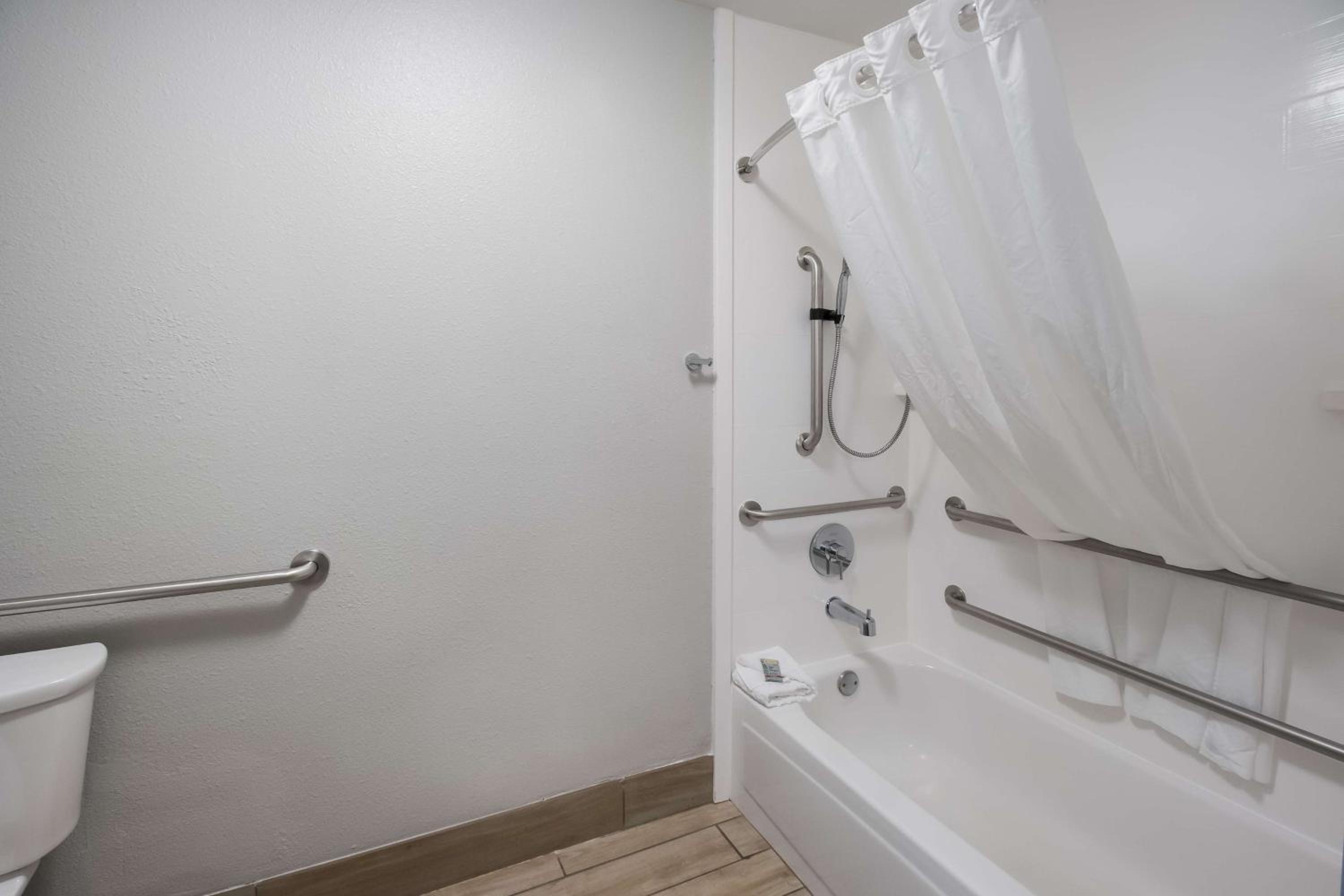 King Room - Mobility Accessible with Bathtub - Photo 2