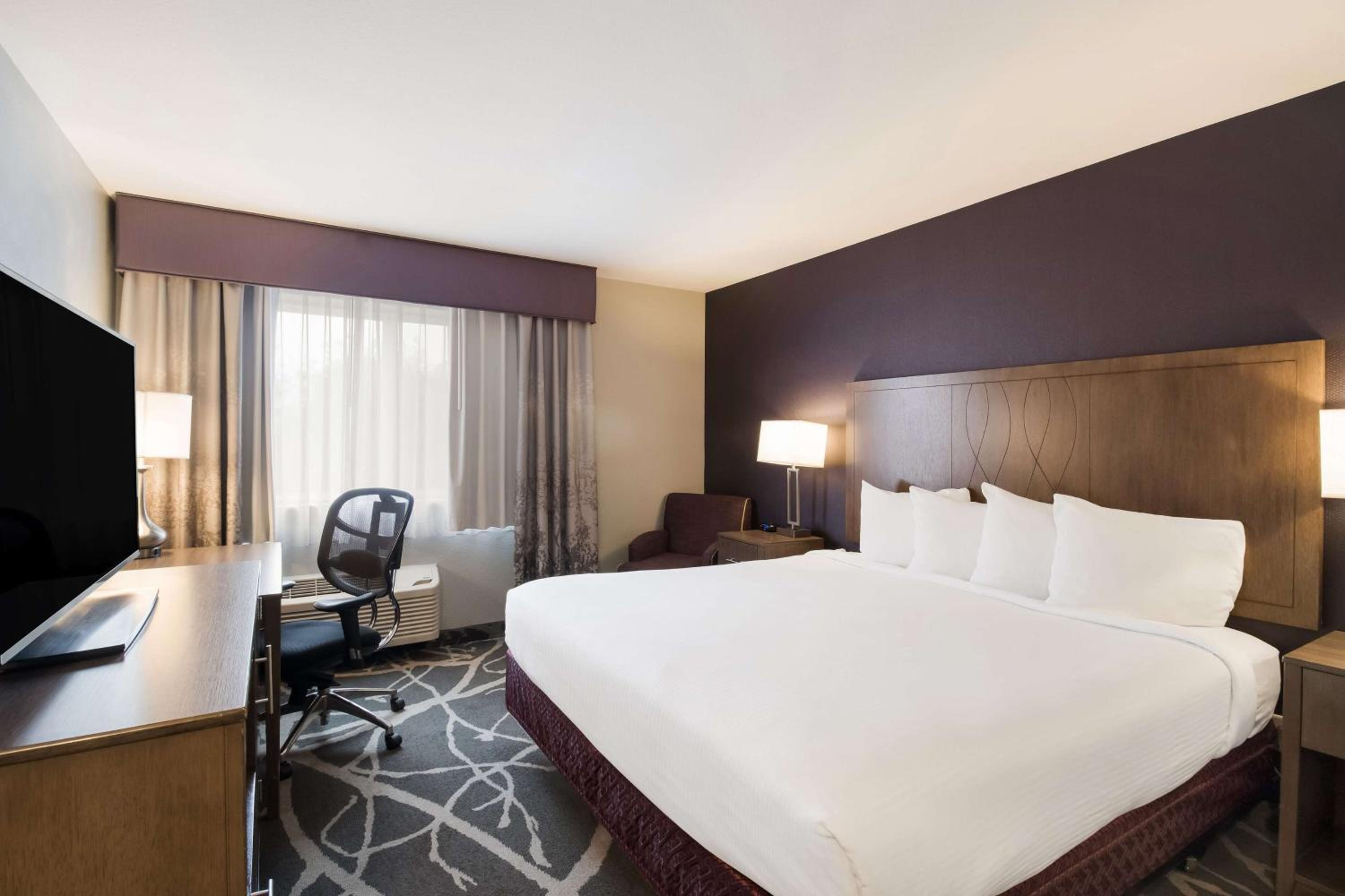King Room with Roll-in Shower - Disability Access/Non-Smoking - Photo 1