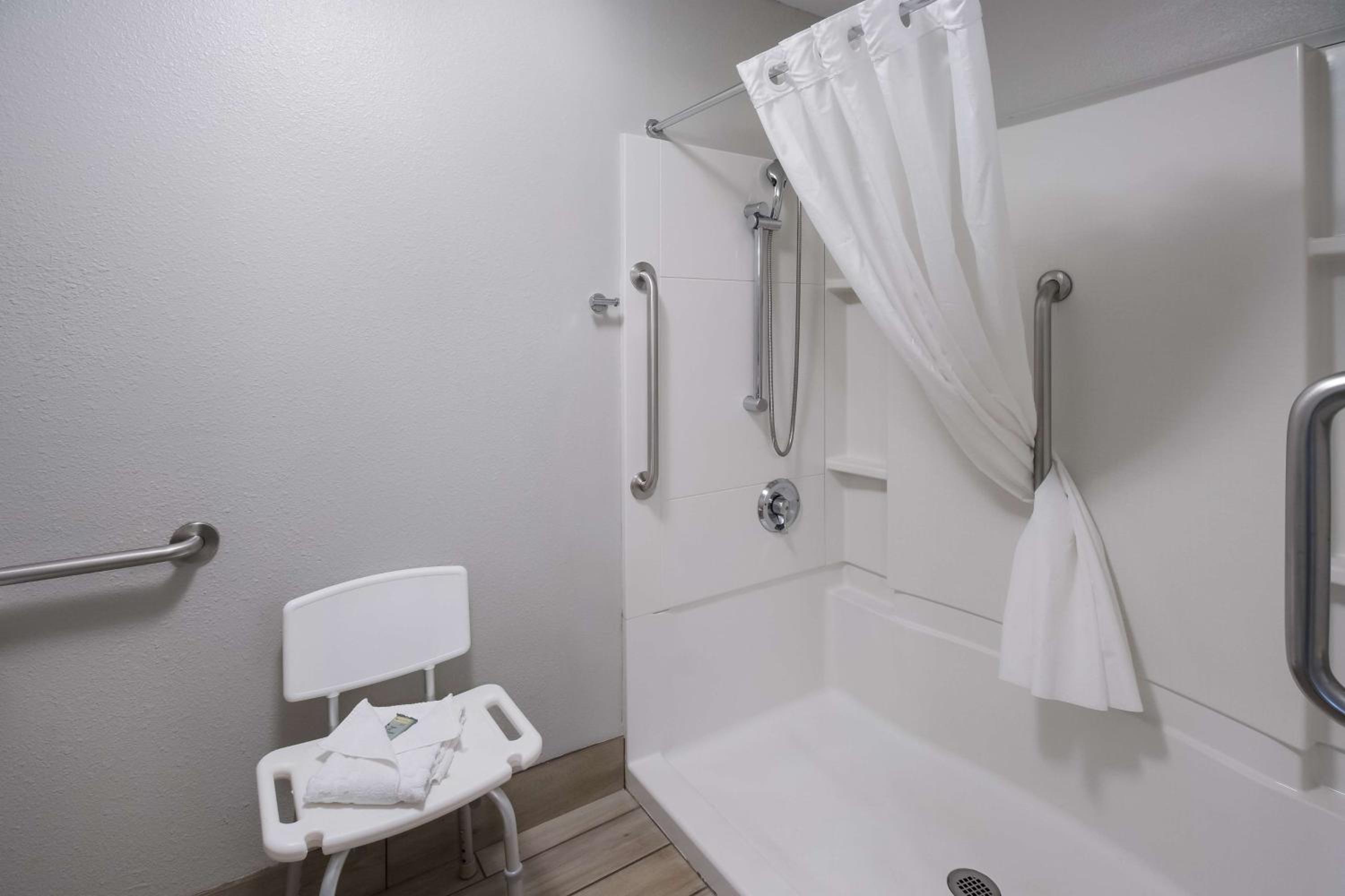 King Room with Roll-in Shower - Disability Access/Non-Smoking - Photo 8