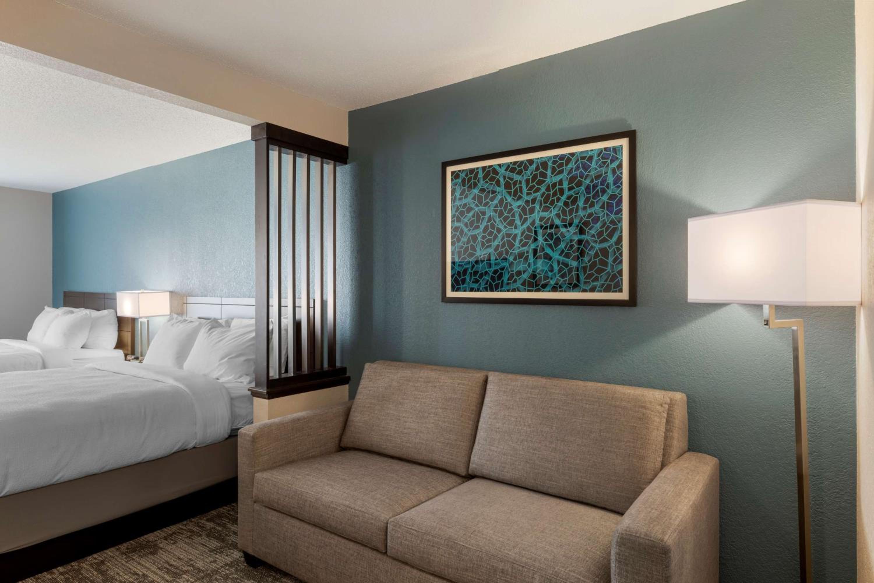 Queen Suite with Two Queen Beds and Sofa Bed - Photo 3
