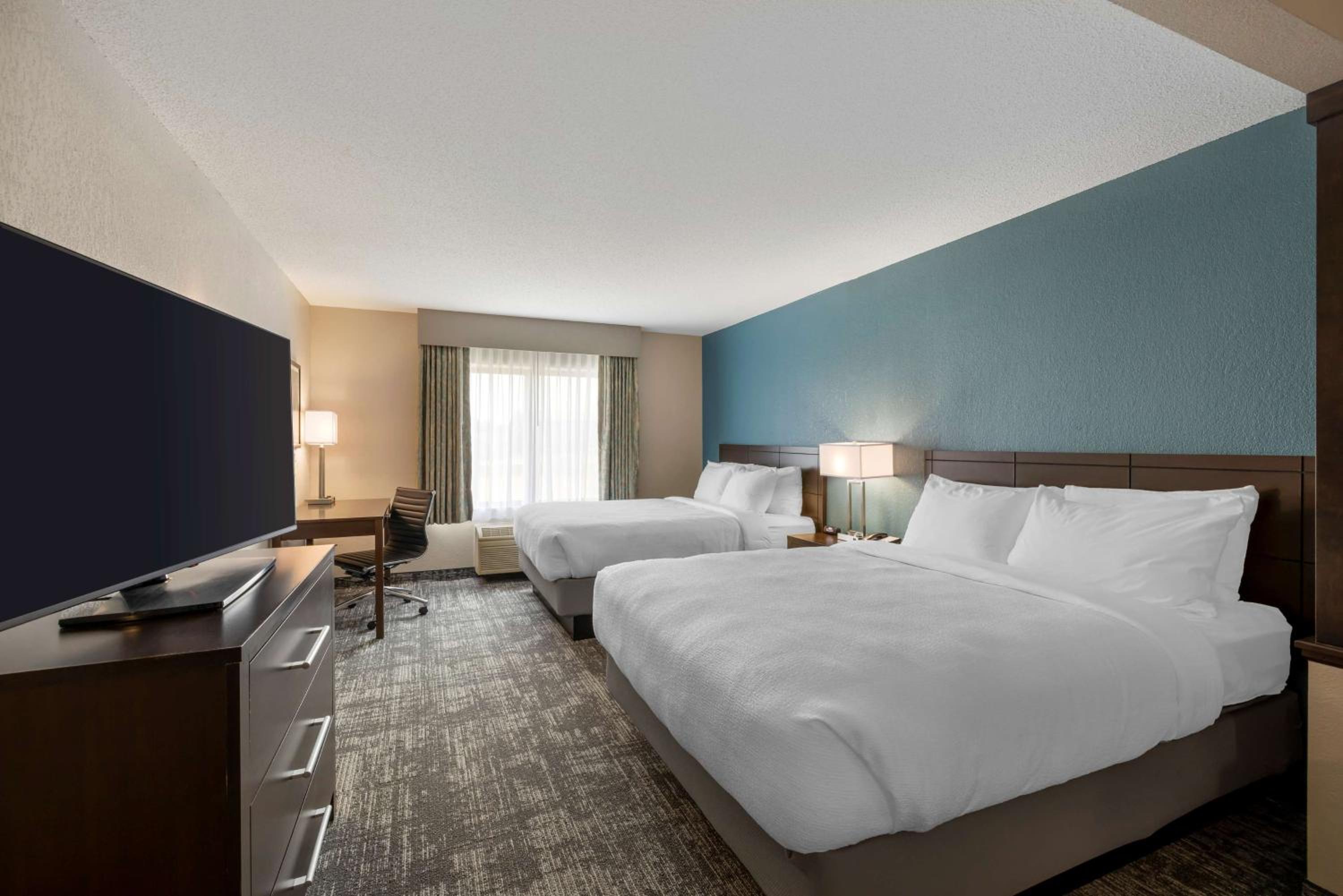 Queen Rooms with Two Queen Beds - Photo 4