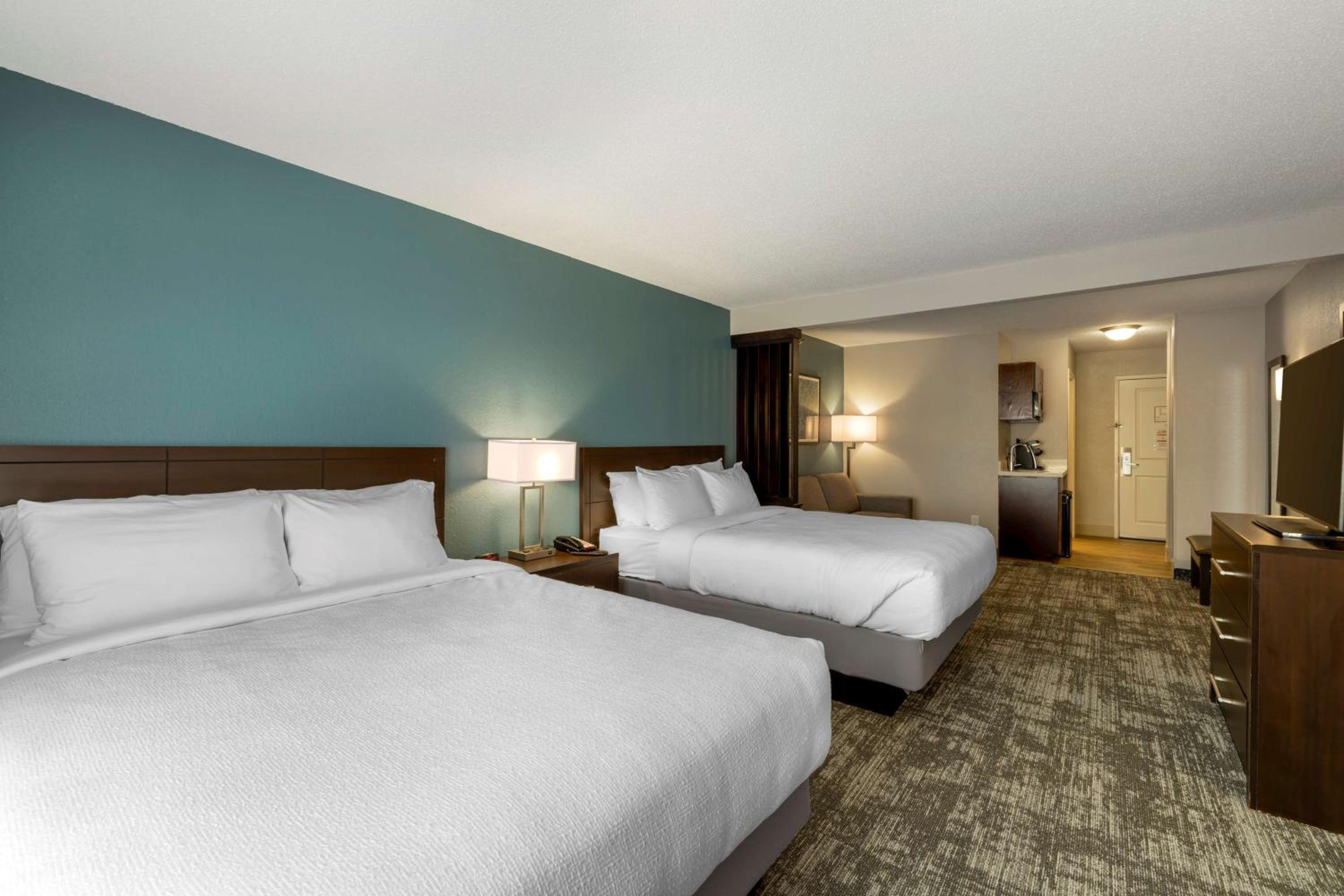 Queen Room with Two Queen Beds and Roll-In Shower - Mobility Access/Non-Smoking - Photo 3