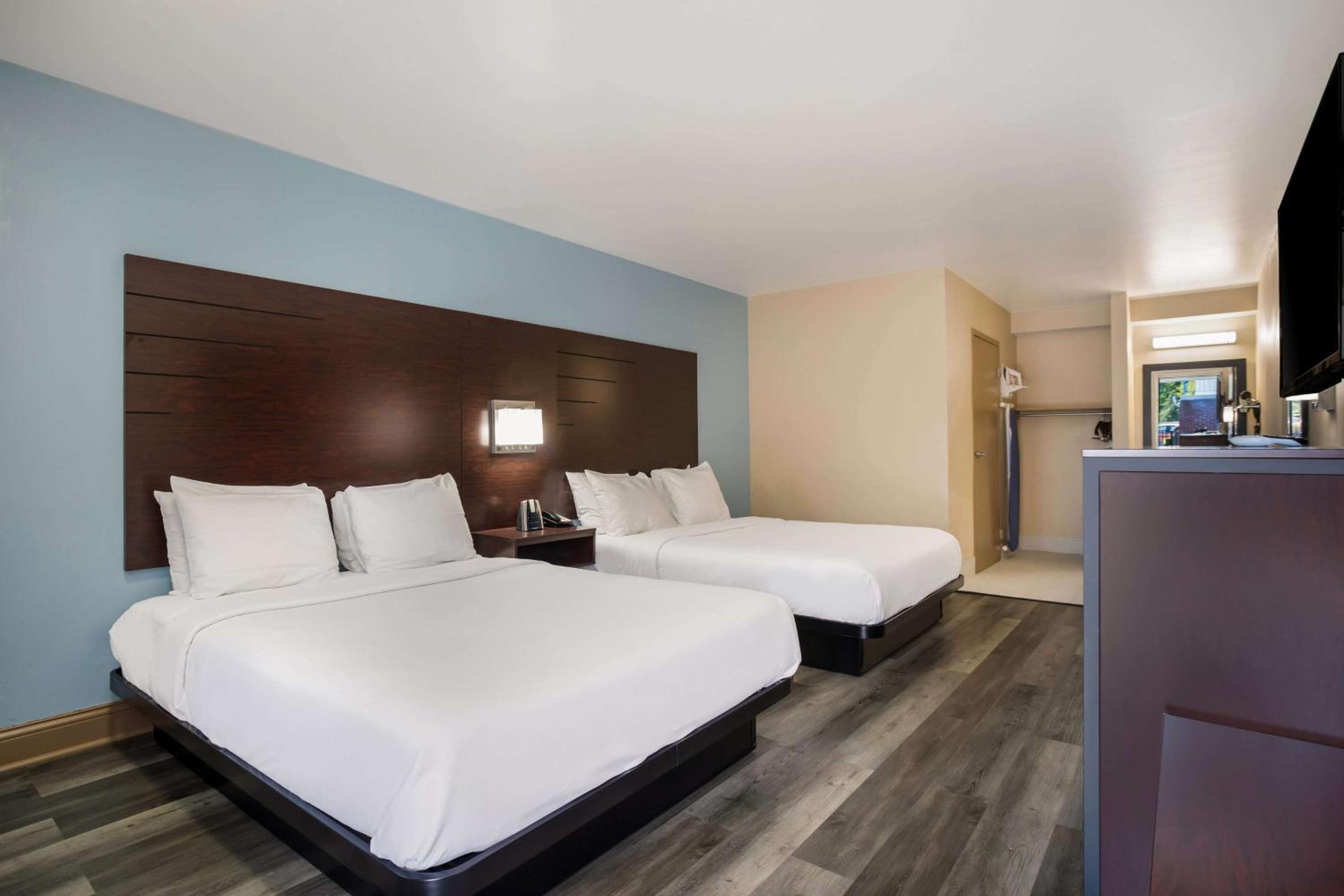 Queen Room with Two Queen Beds - Disability Access photo 1