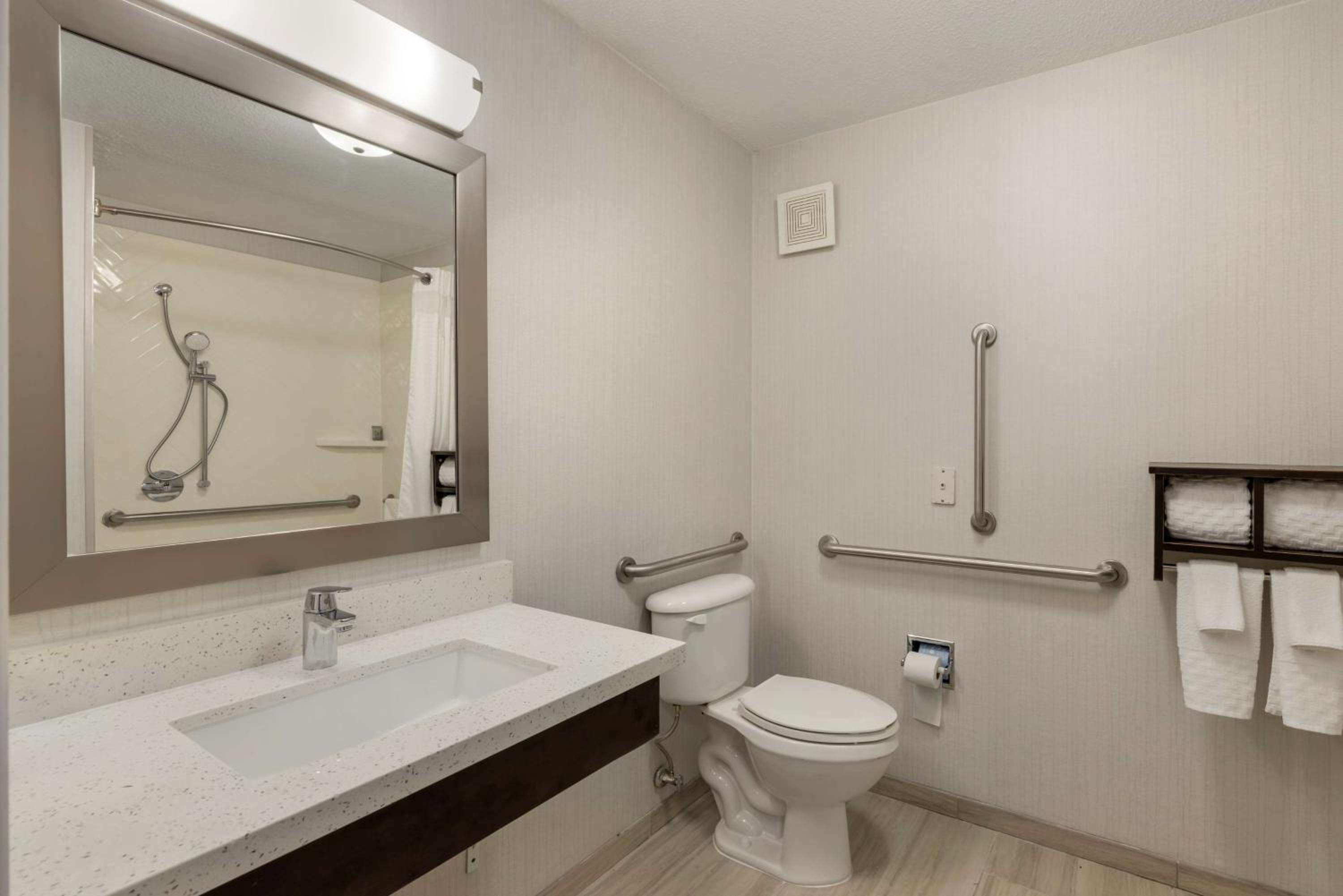 King Room with Bath Tub - Mobility Accessible/Non-Smoking - Photo 6