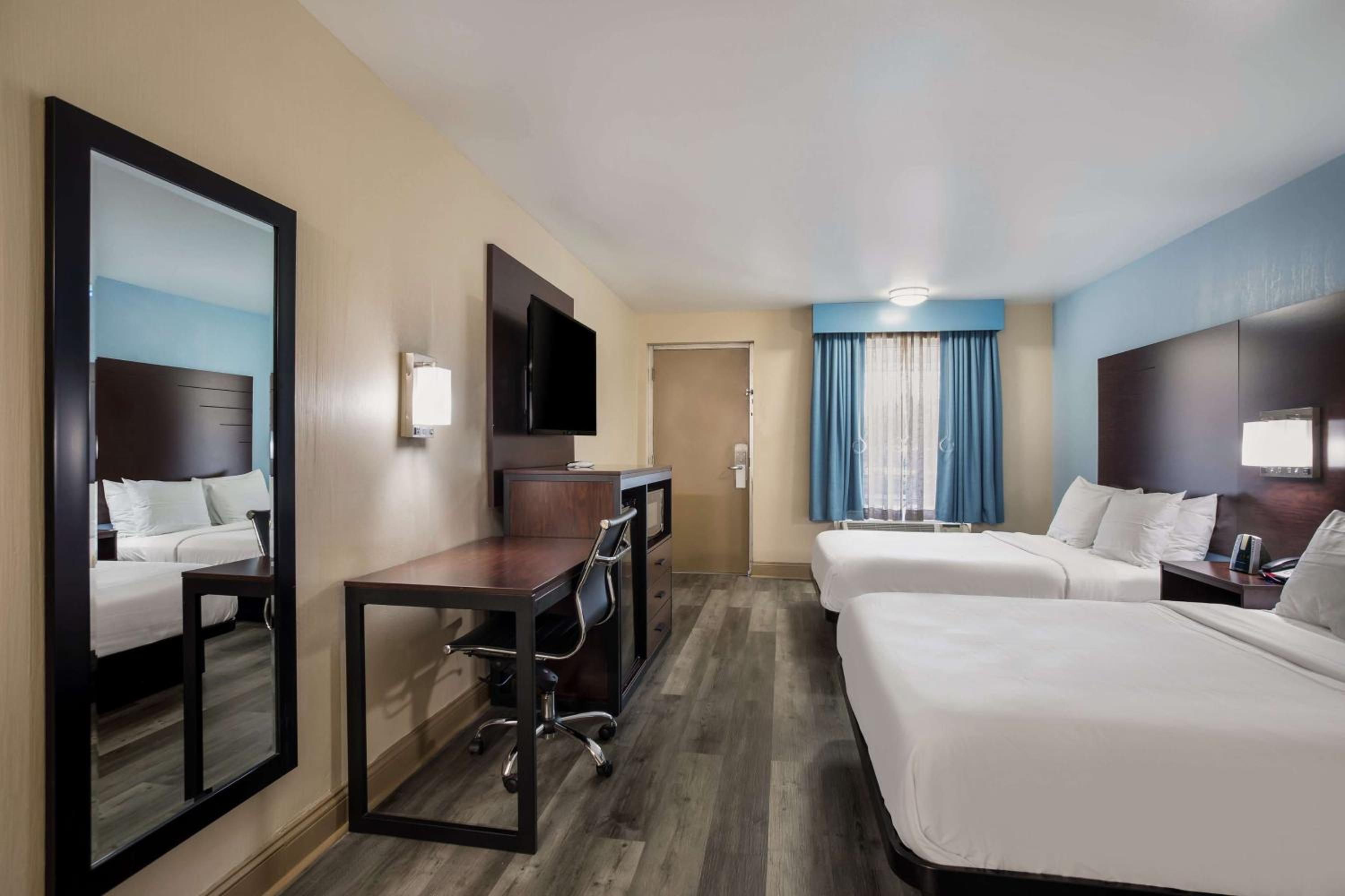 Queen Room with Two Queen Beds - Disability Access photo 3