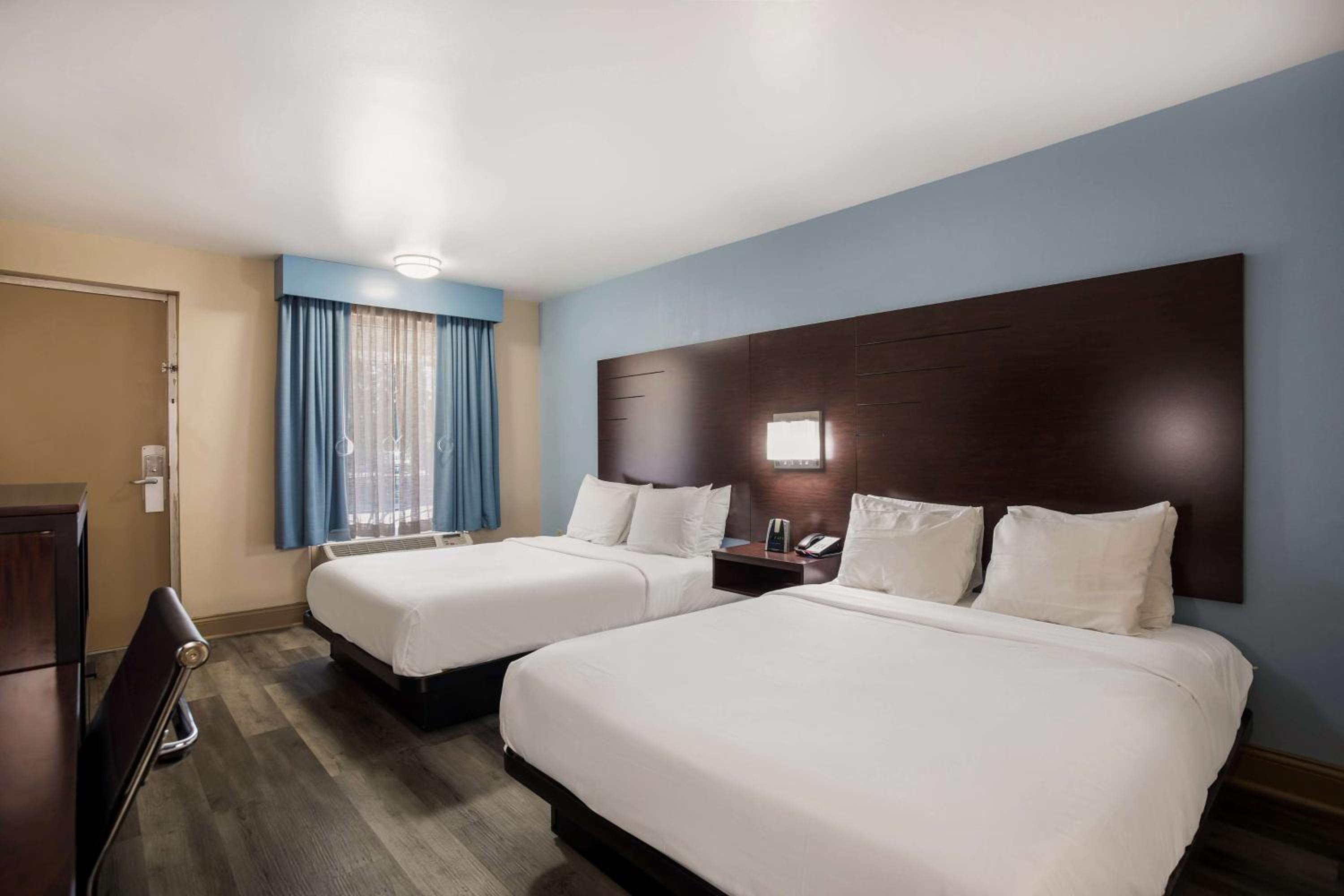 Queen Room with Two Queen Beds - Disability Access photo 2
