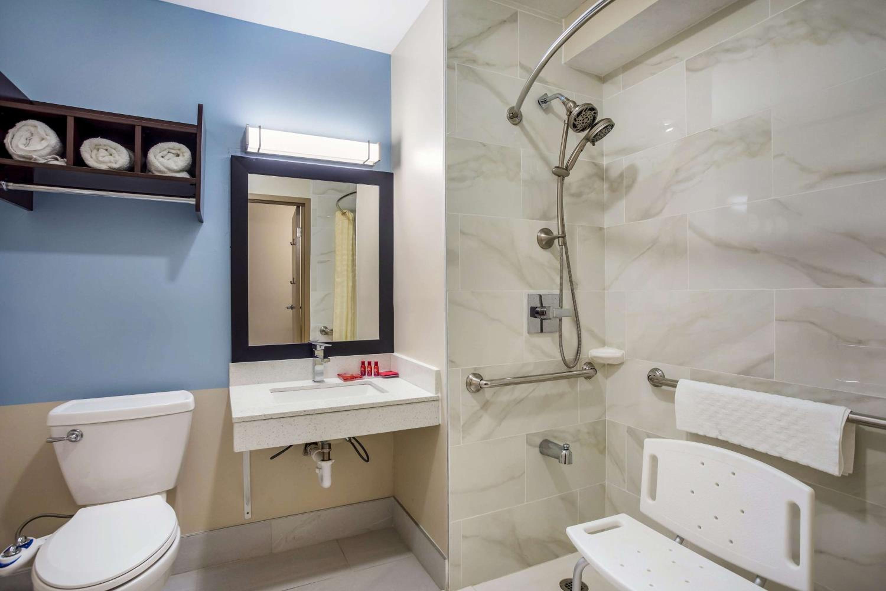Queen Room with Two Queen Beds - Disability Access photo 3