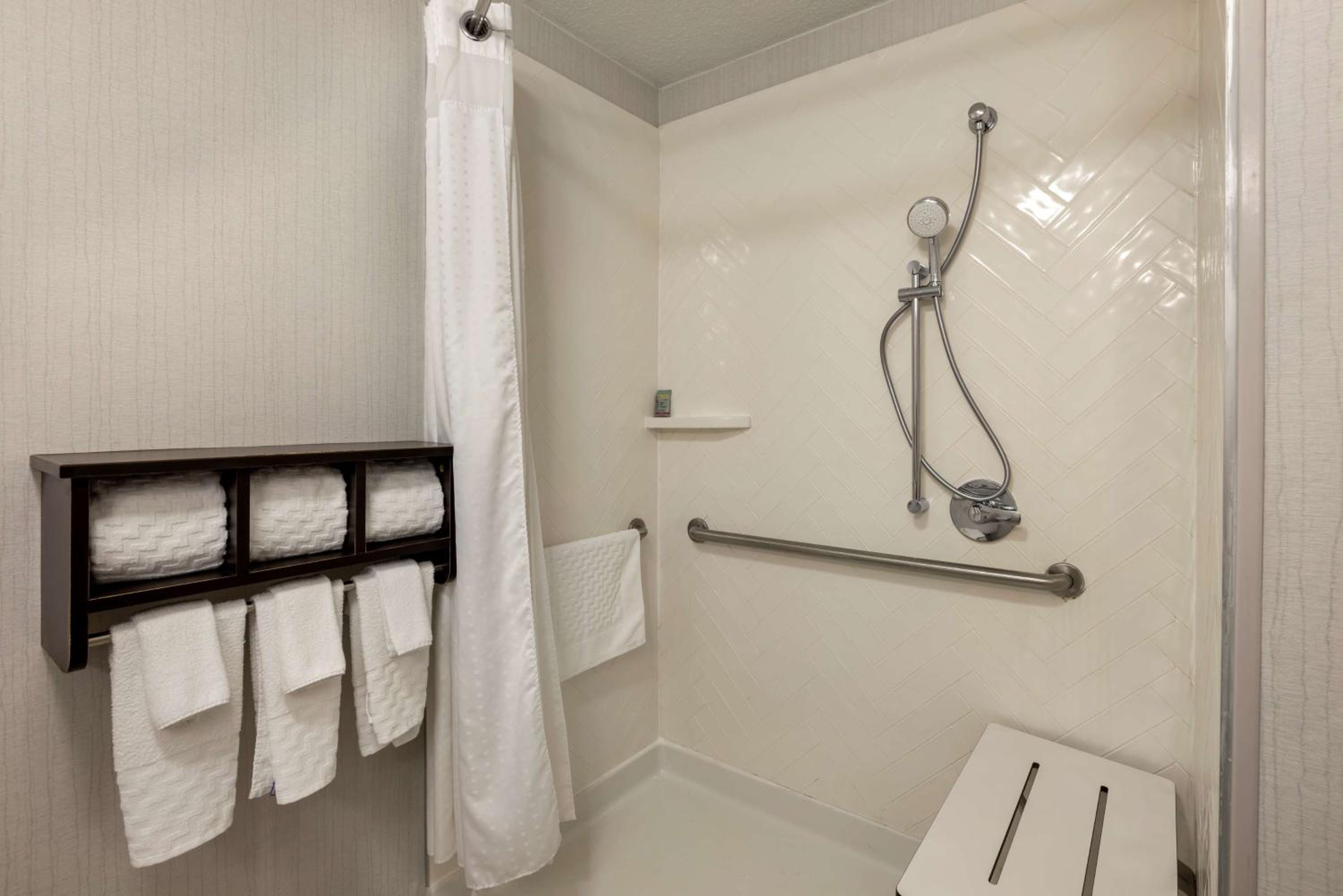 King Room with Bath Tub - Mobility Accessible/Non-Smoking - Photo 5