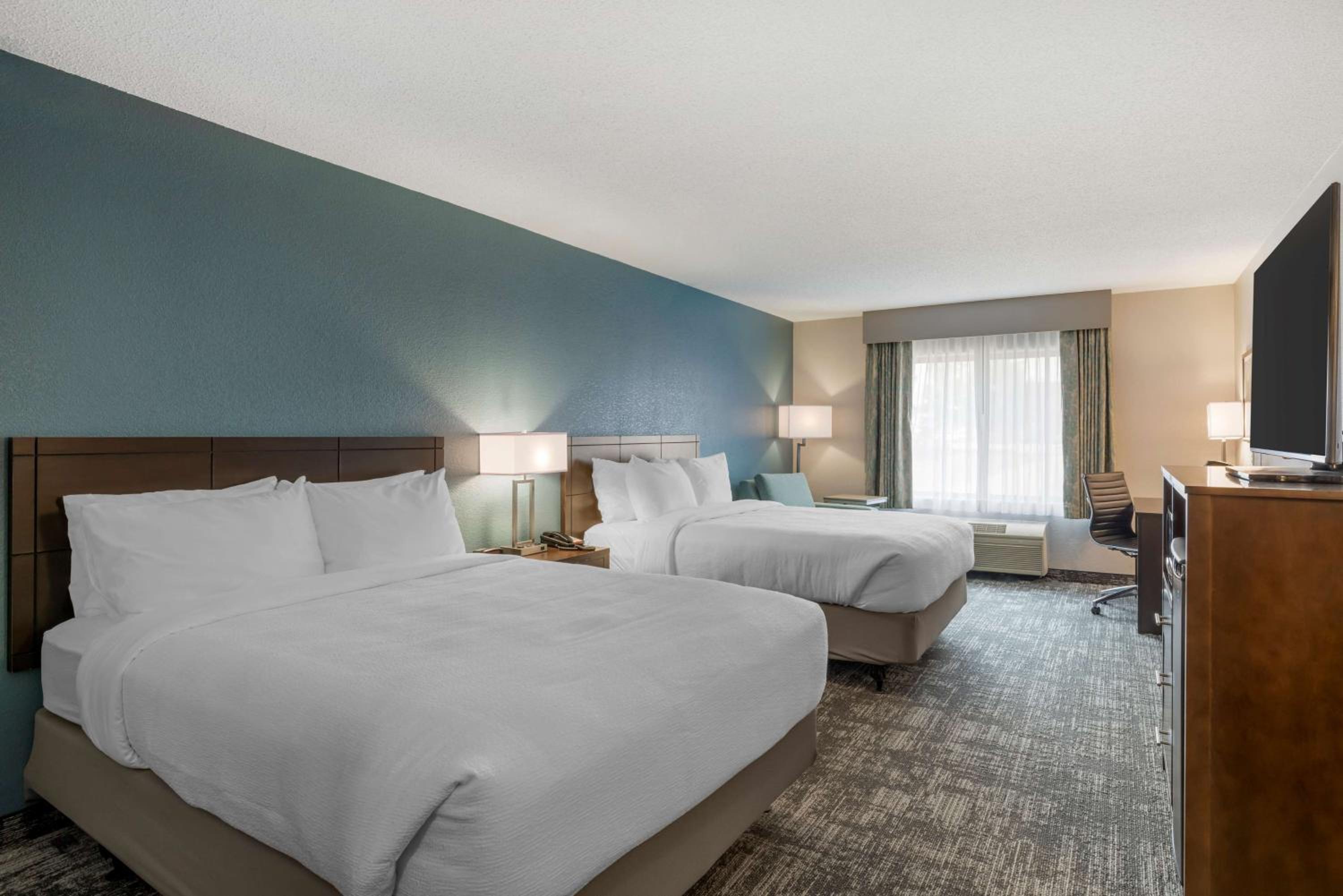 Queen Rooms with Two Queen Beds - Photo 3