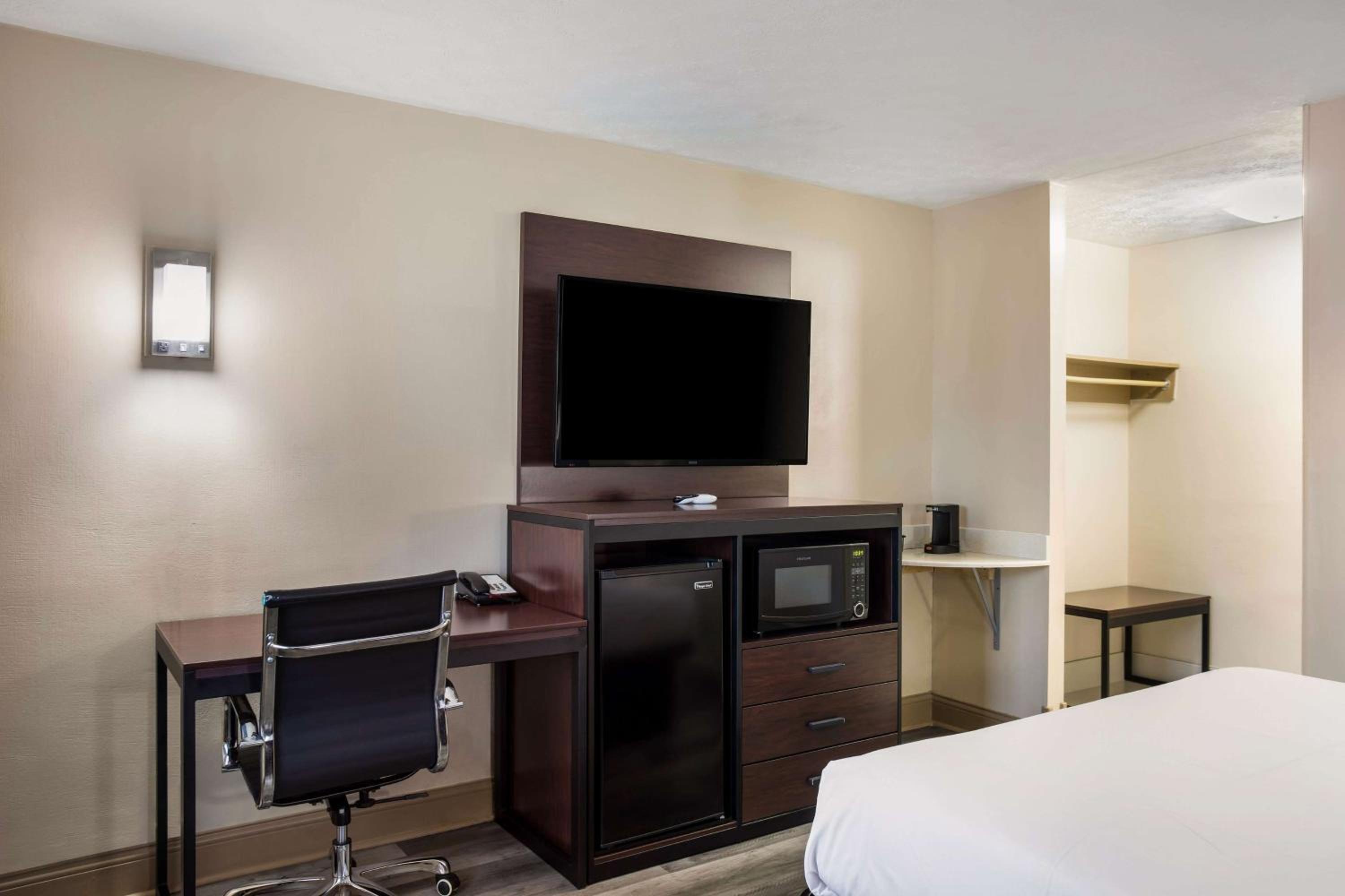 Queen Room photo 1