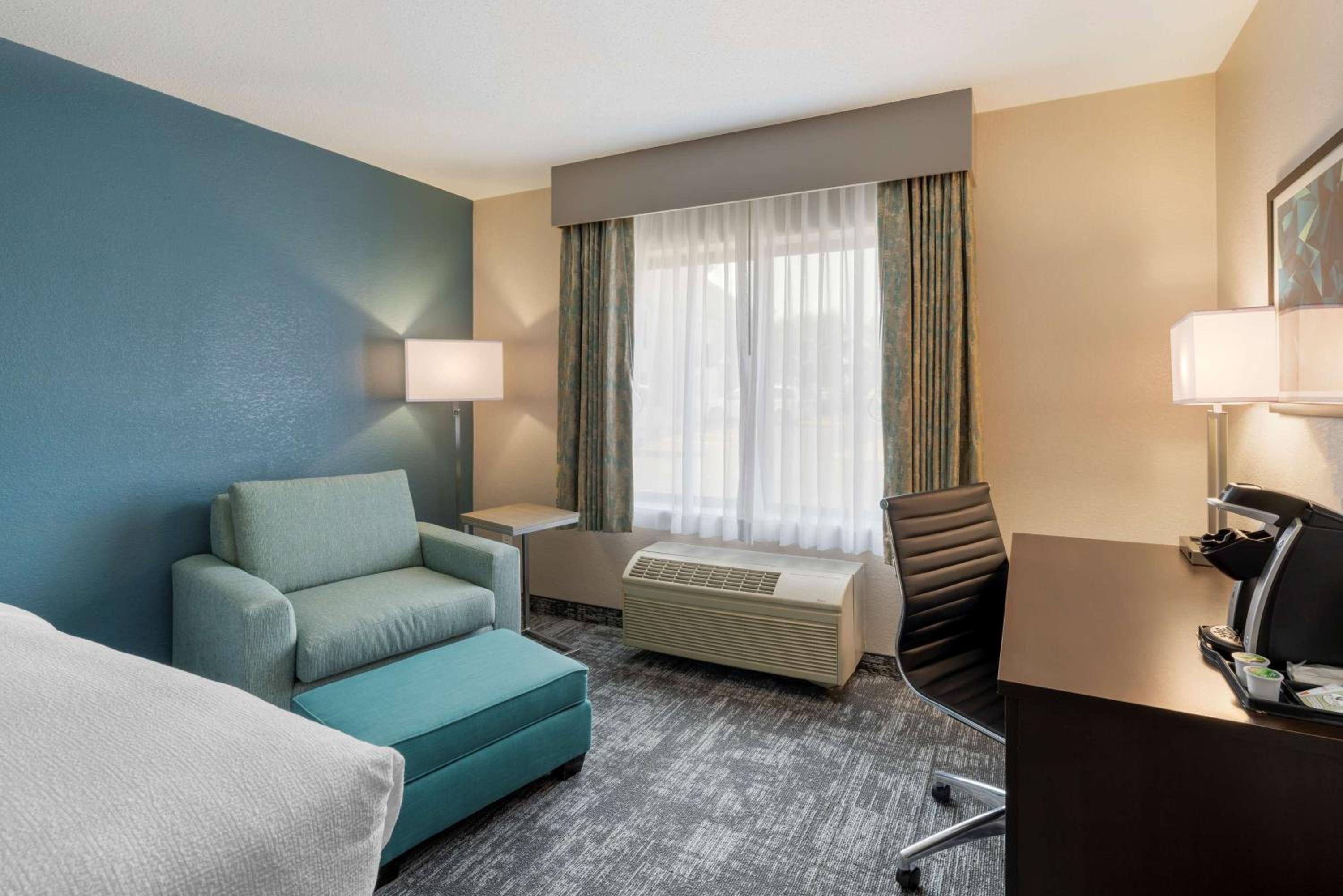 King Room with Bath Tub - Mobility Accessible/Non-Smoking - Photo 4