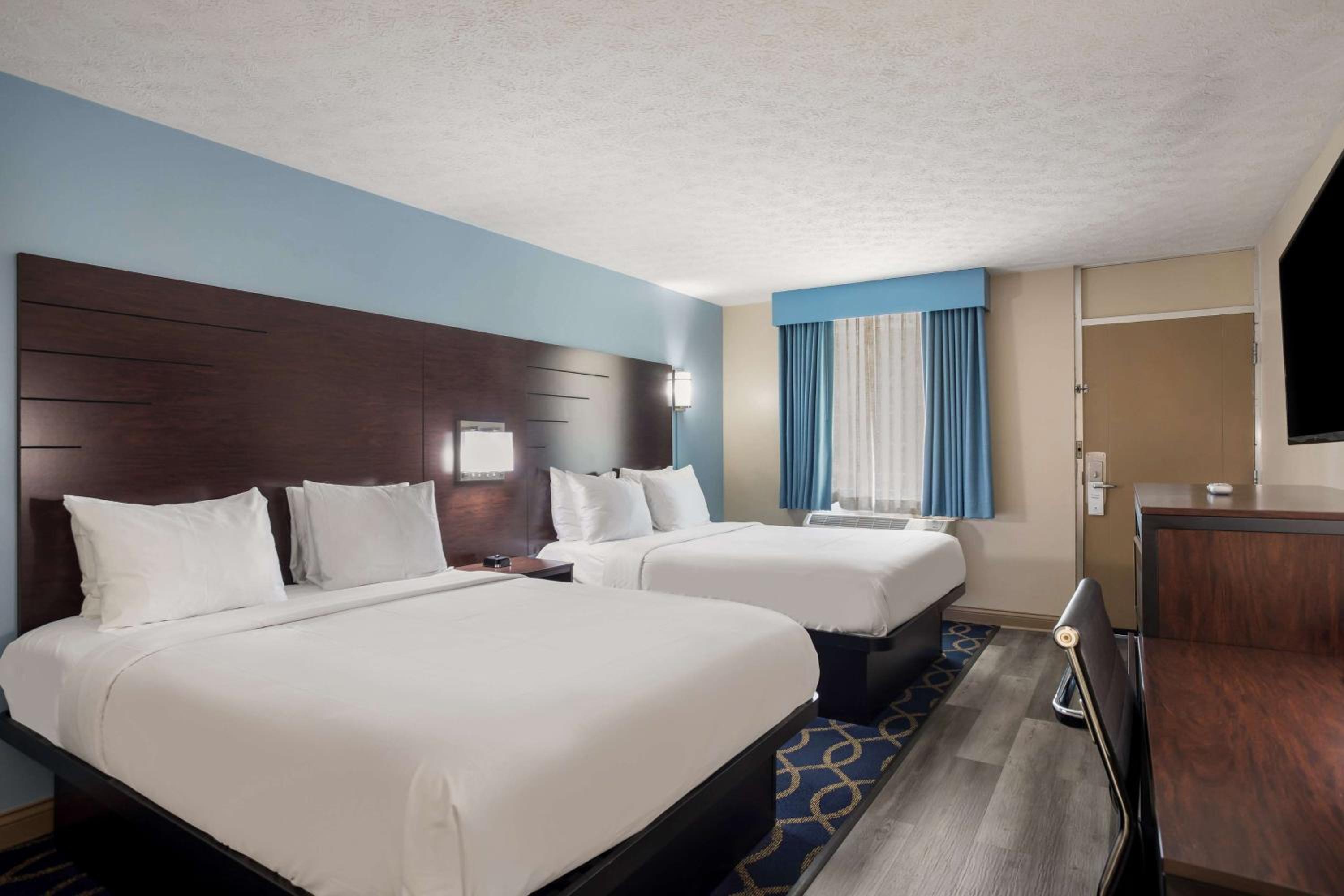 Queen Room with Two Queen Beds photo 2