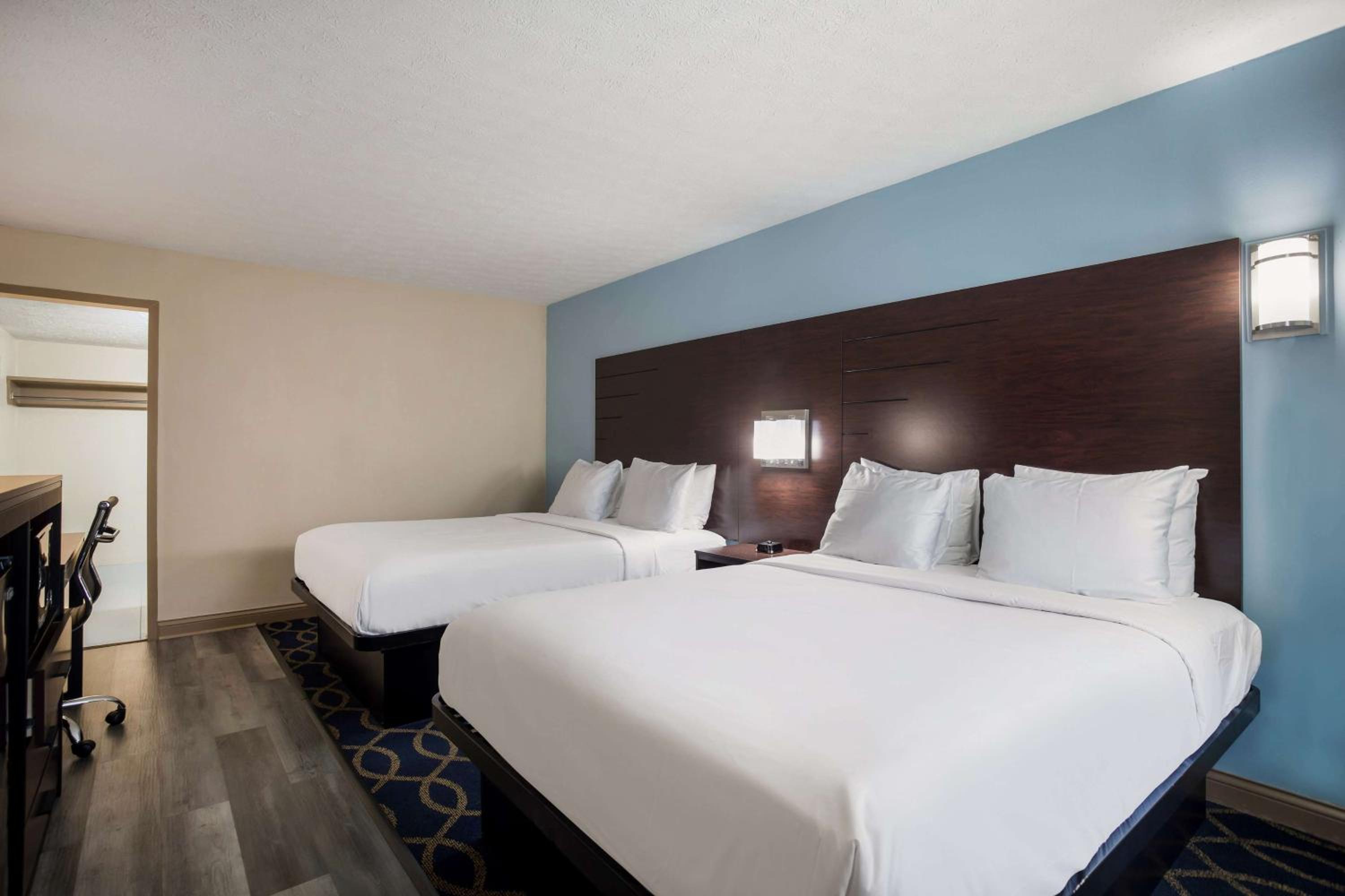 Queen Room with Two Queen Beds photo 1