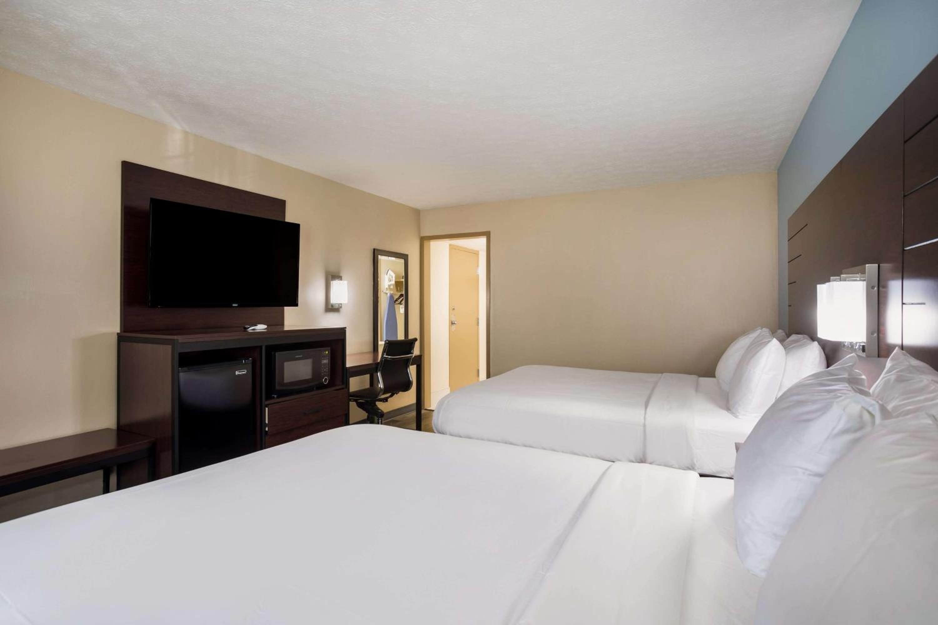 Queen Room with Two Queen Beds photo 2