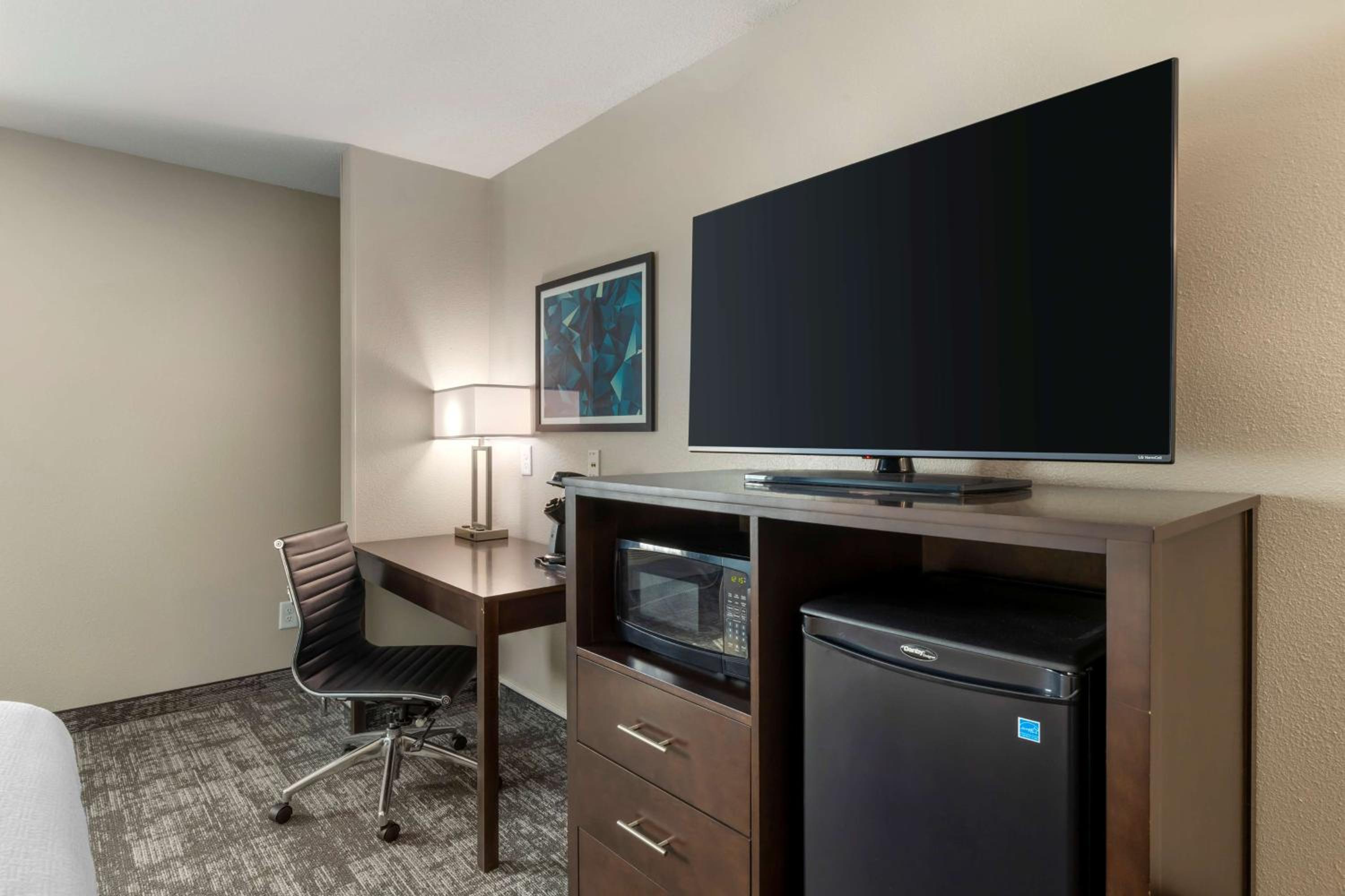 King Room with Bath Tub - Mobility Accessible/Non-Smoking - Photo 3