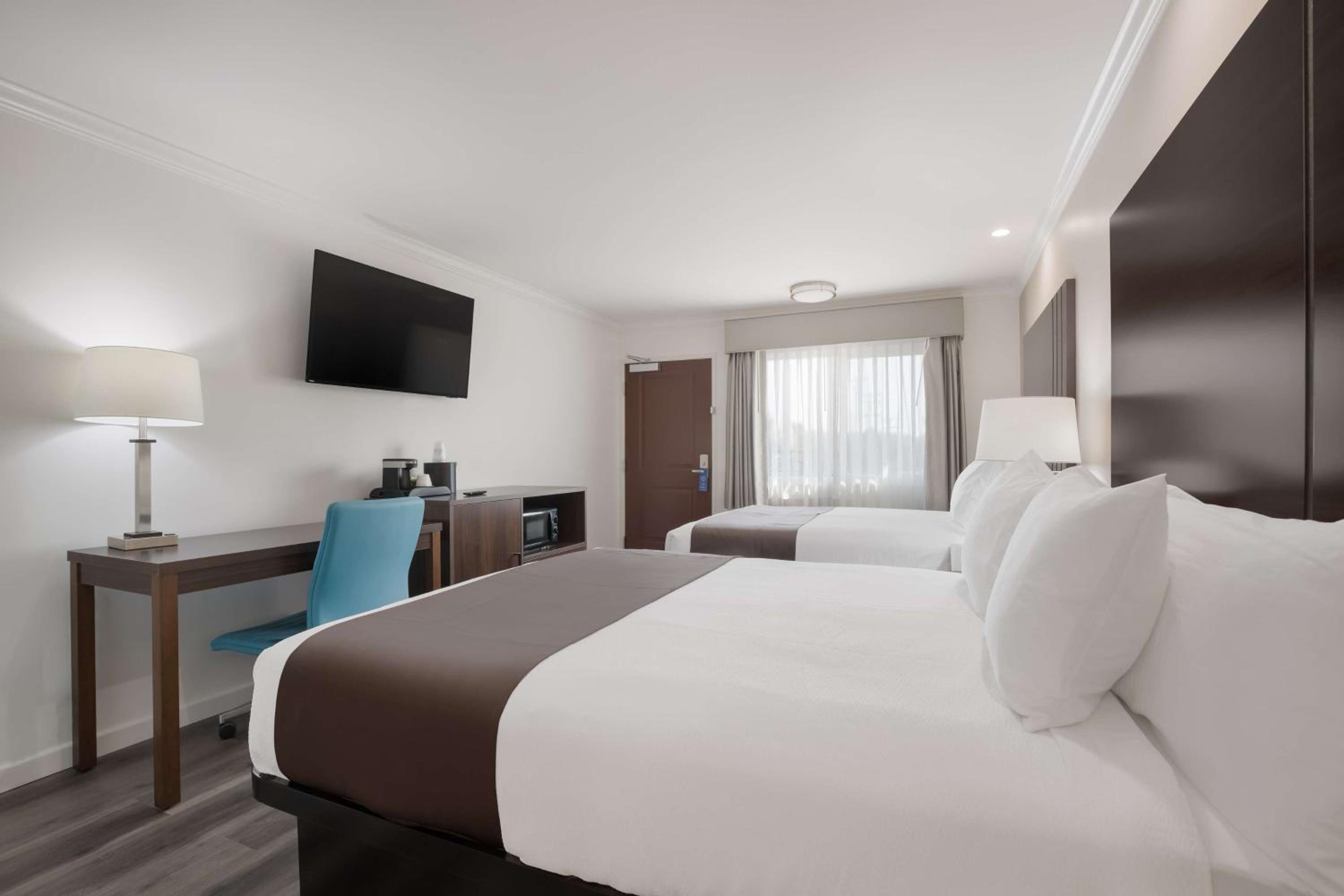 Queen Room with Two Queen Beds - Non-Smoking - Photo 4