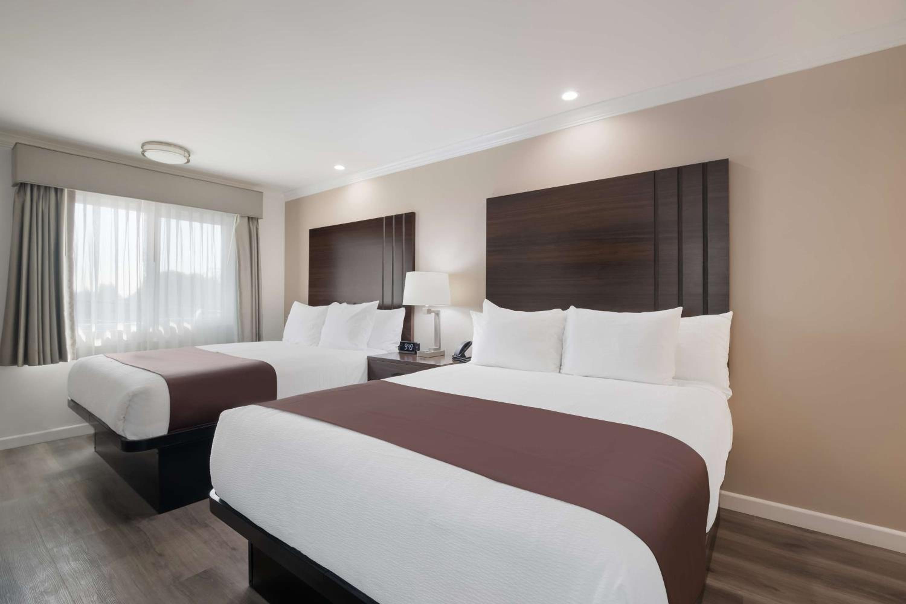 Queen Room with Two Queen Beds - Non-Smoking - Photo 5