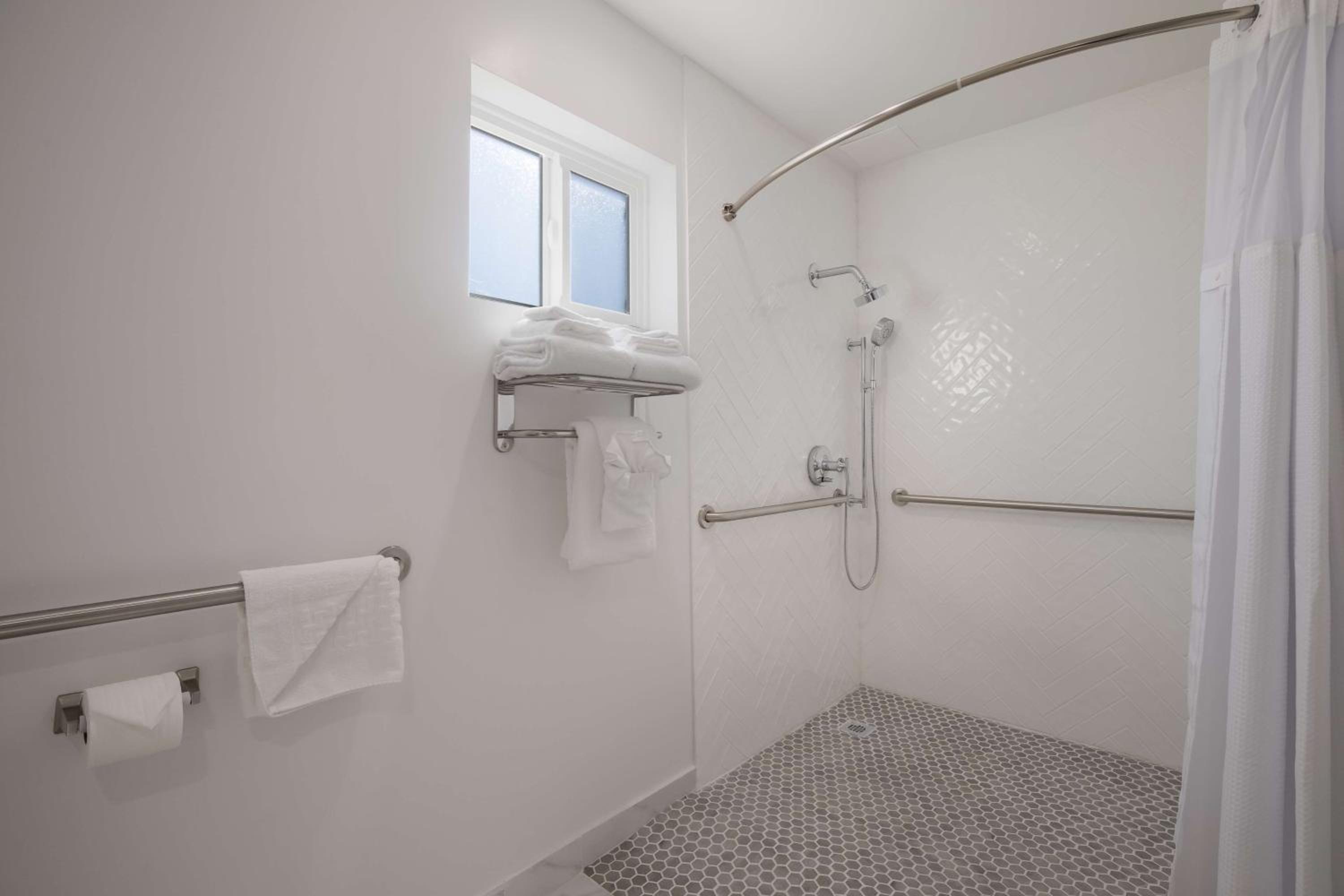 King Room with Roll-In Shower - Disability Access - Photo 4