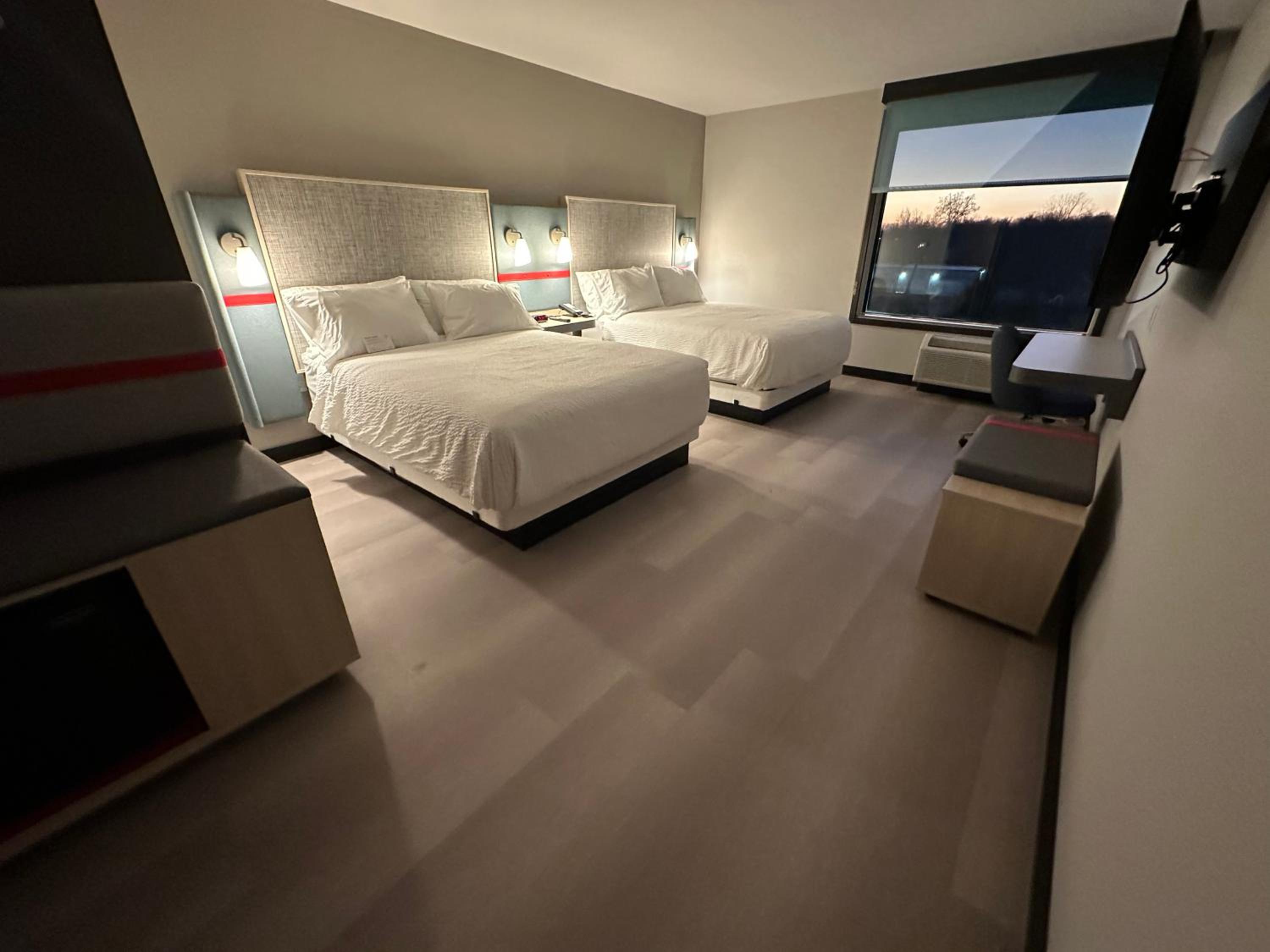 Standard Queen Room with Two Queen Beds - Photo 7