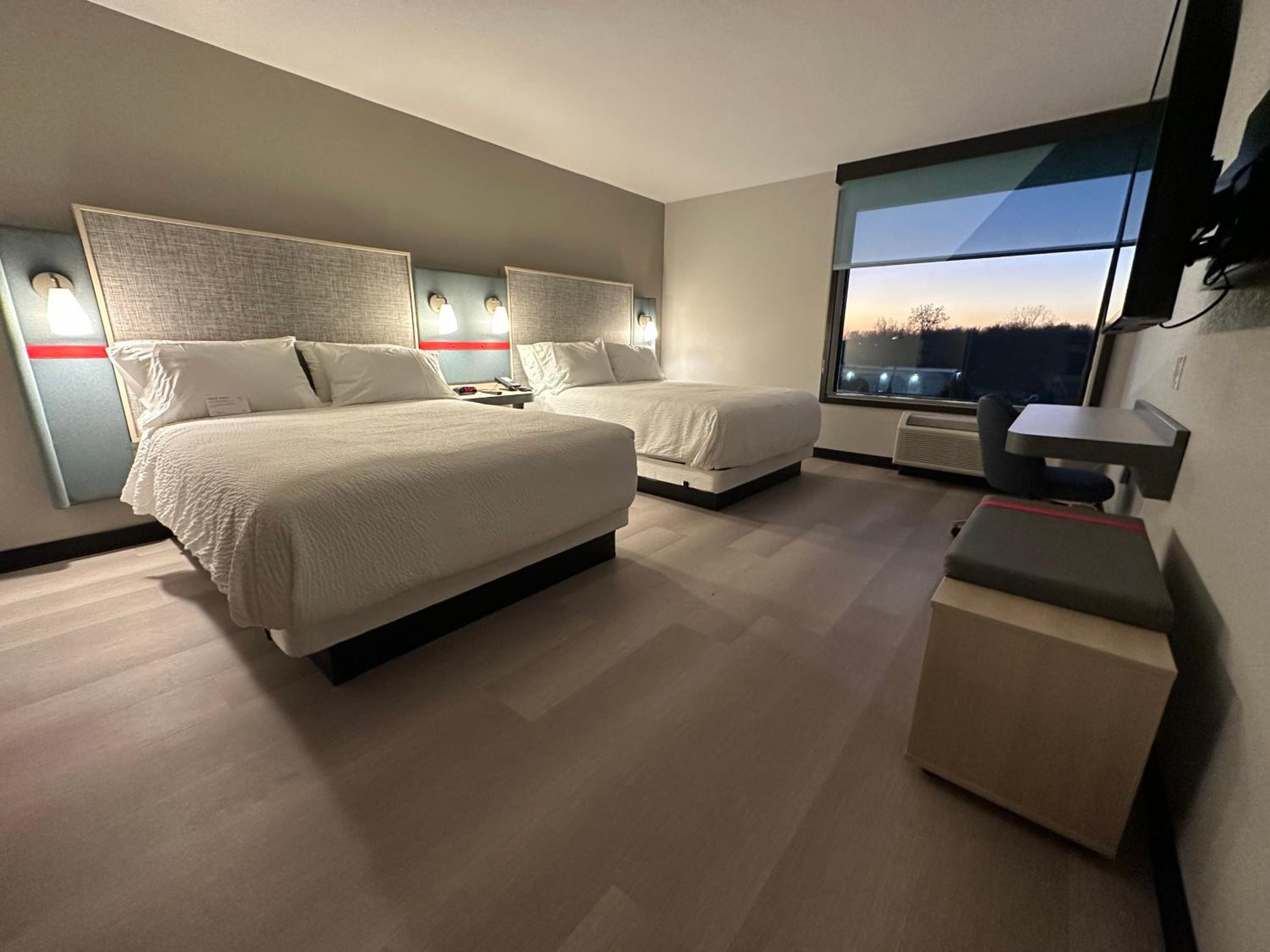 Standard Queen Room with Two Queen Beds - Photo 4