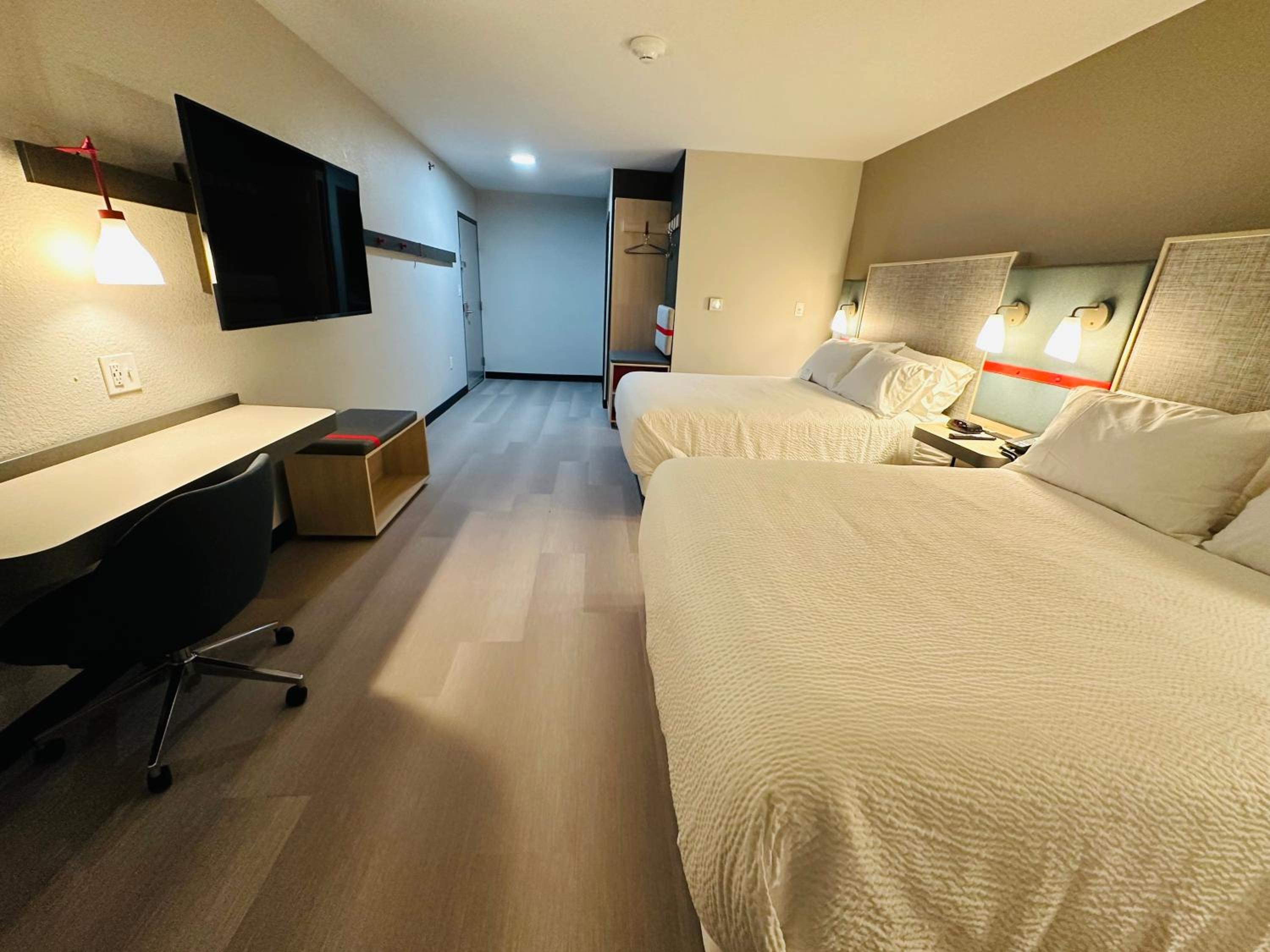 Standard Queen Room with Two Queen Beds - Photo 3
