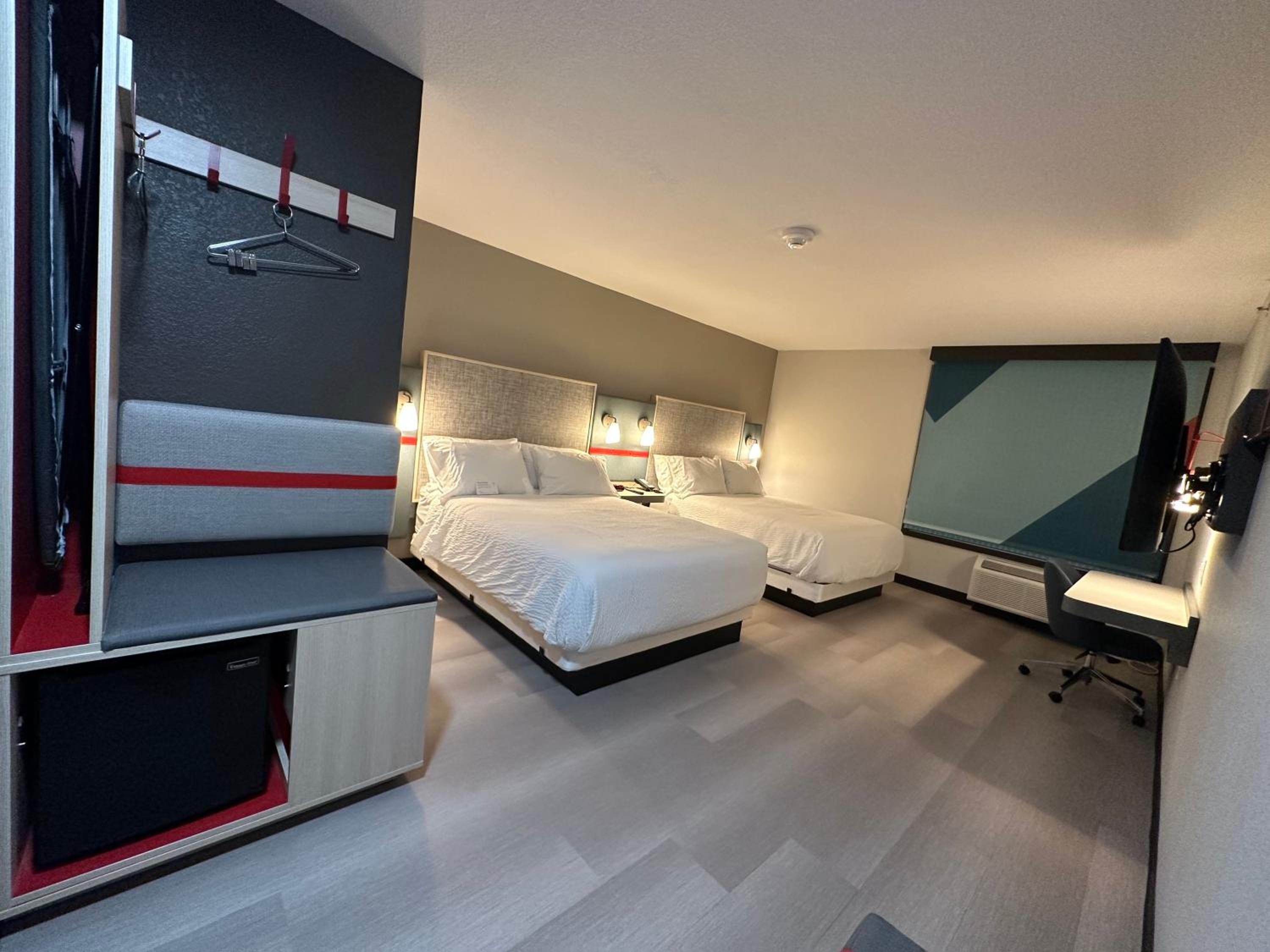 Standard Queen Room with Two Queen Beds - Photo 2