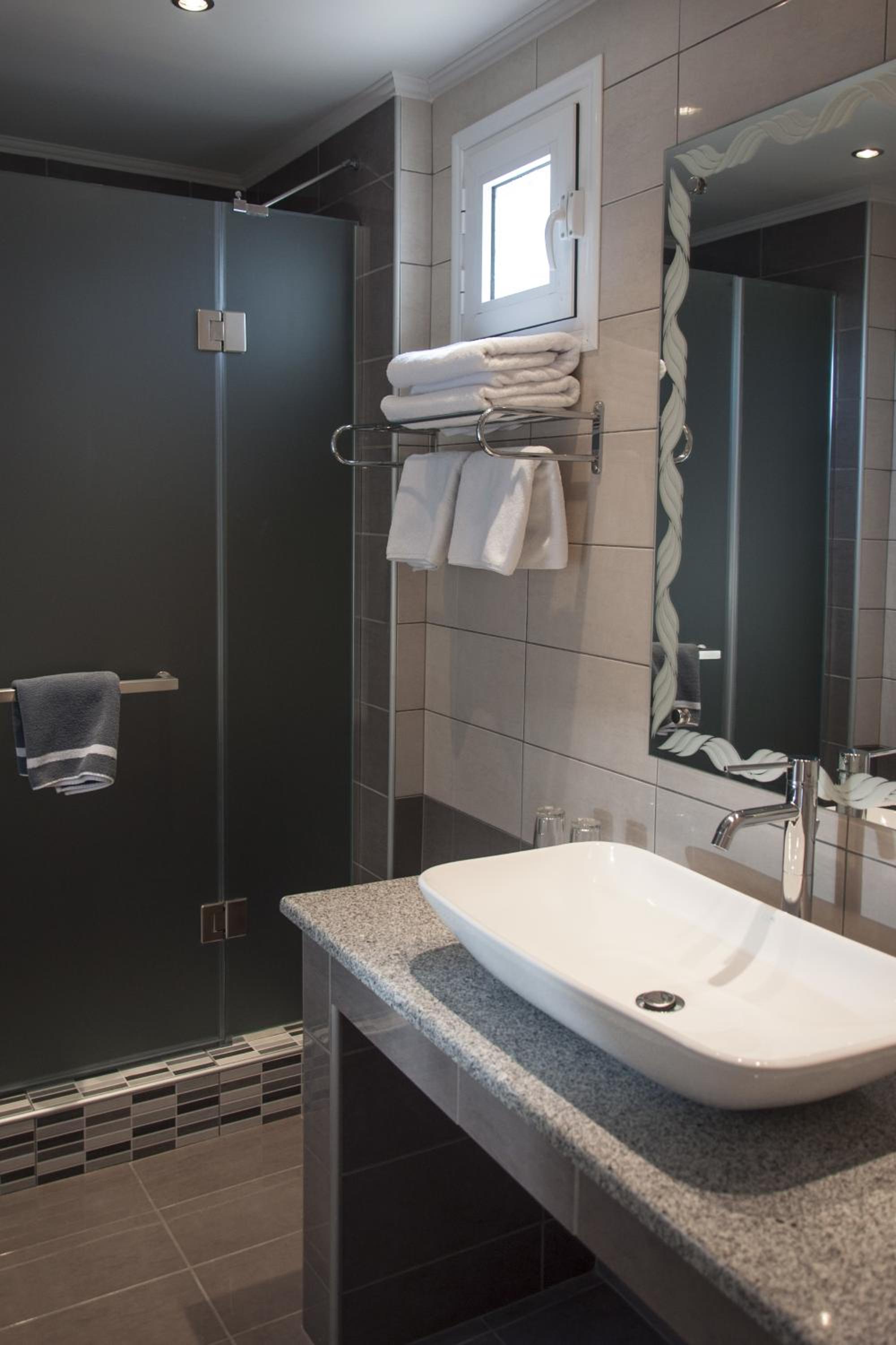 Two-Bedroom Suite - Photo 4
