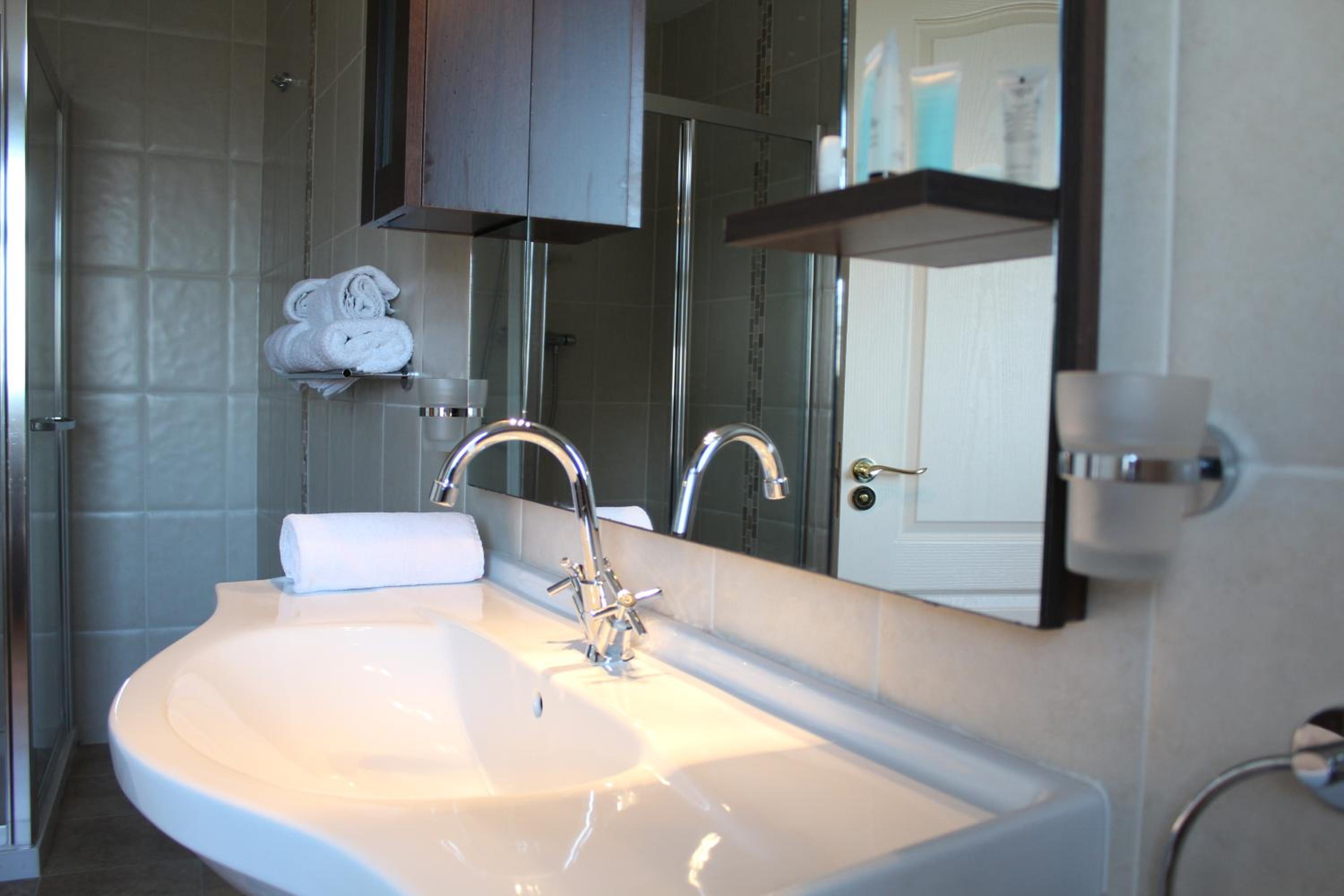 Twin Room with Private Bathroom - Photo 3