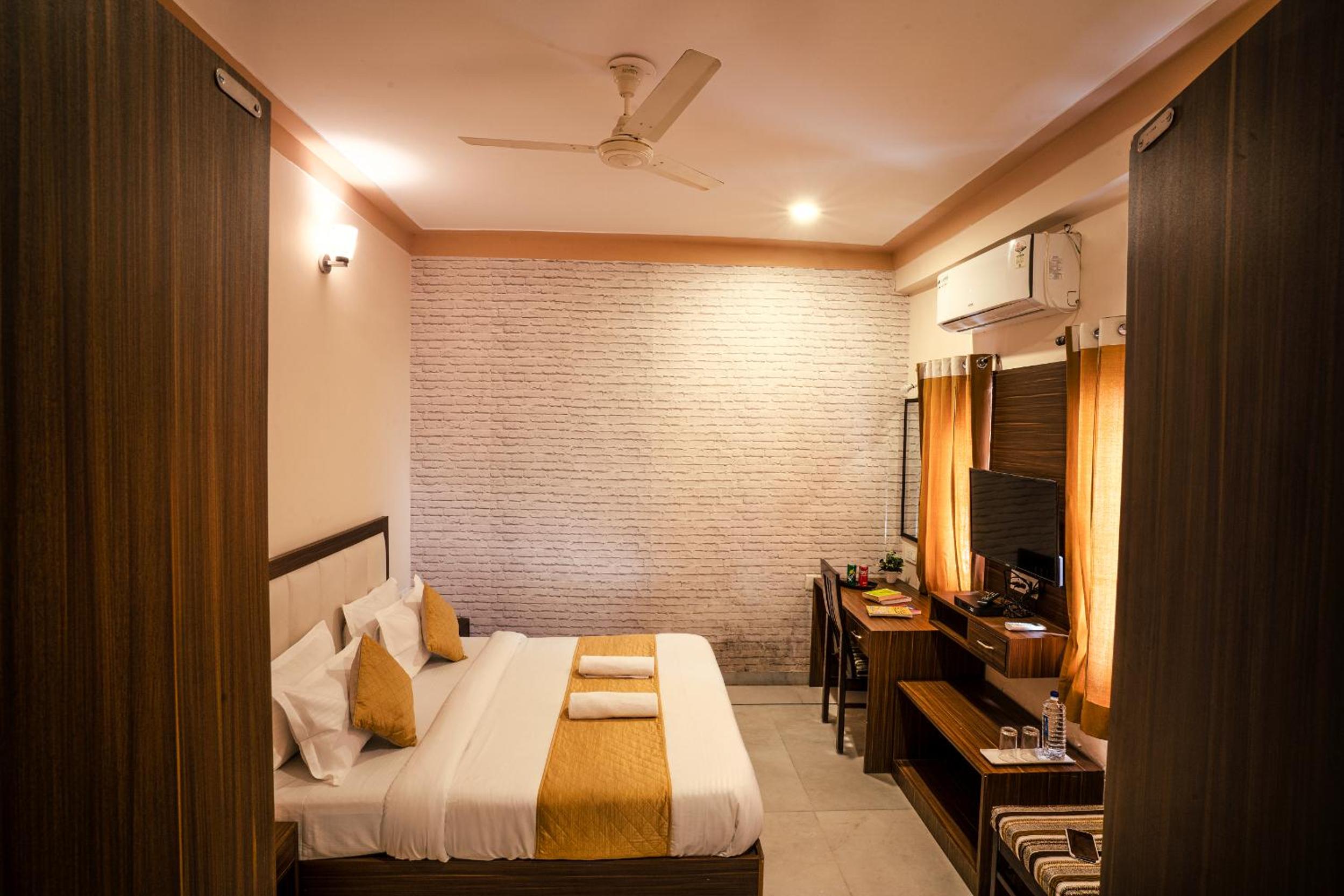 Deluxe Double Room with Balcony photo 3