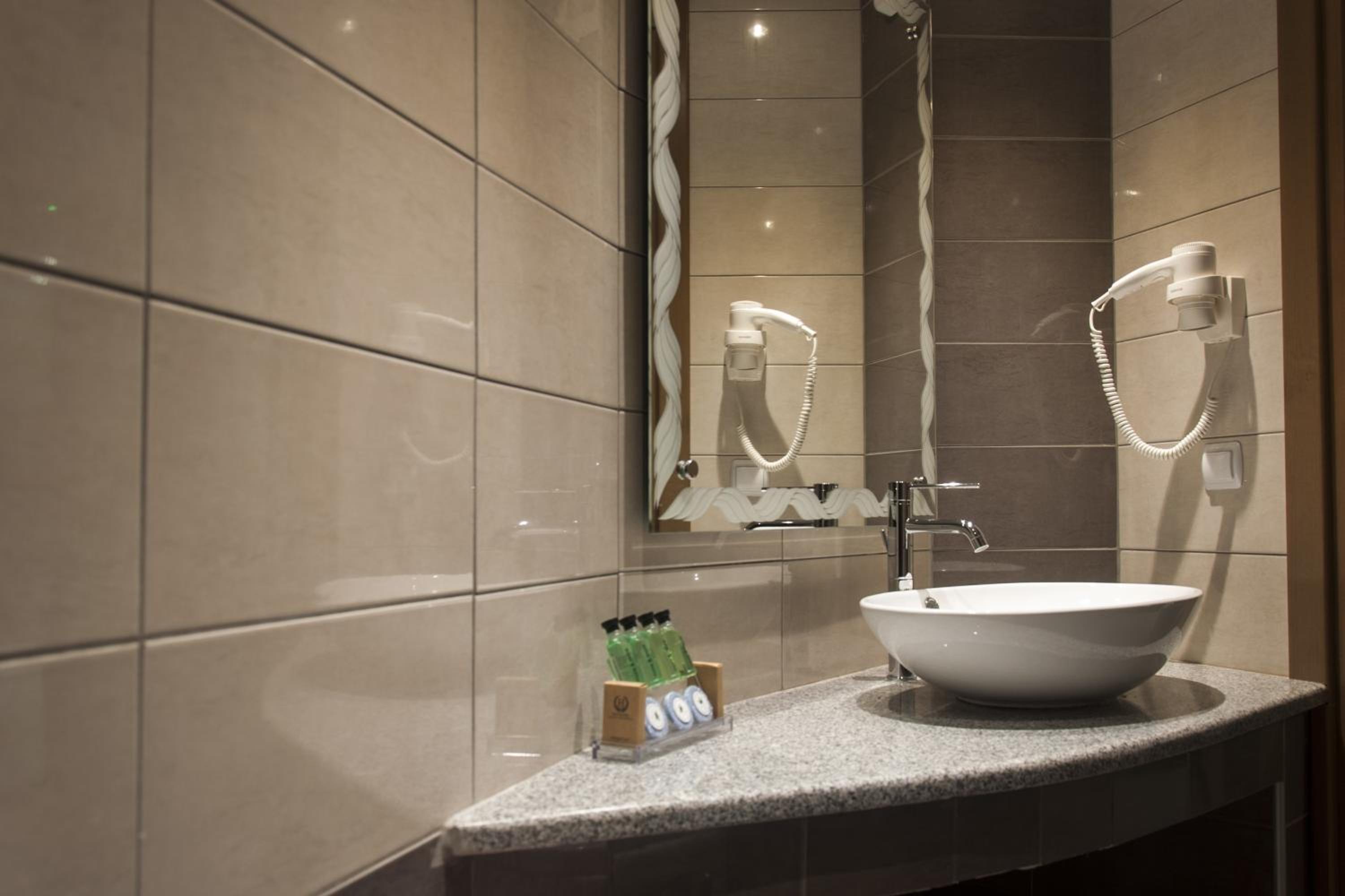 Suite with Spa Bath - Photo 4