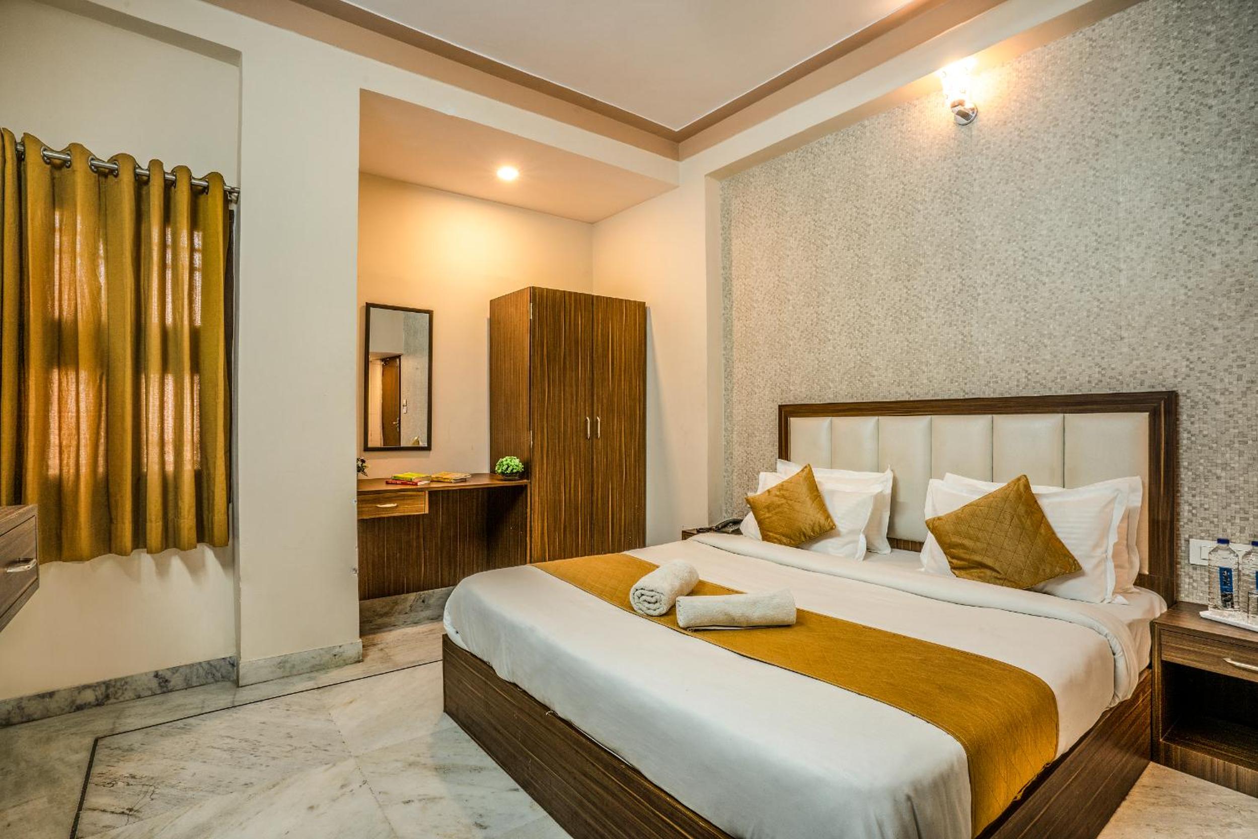Deluxe Double Room with Balcony photo 1