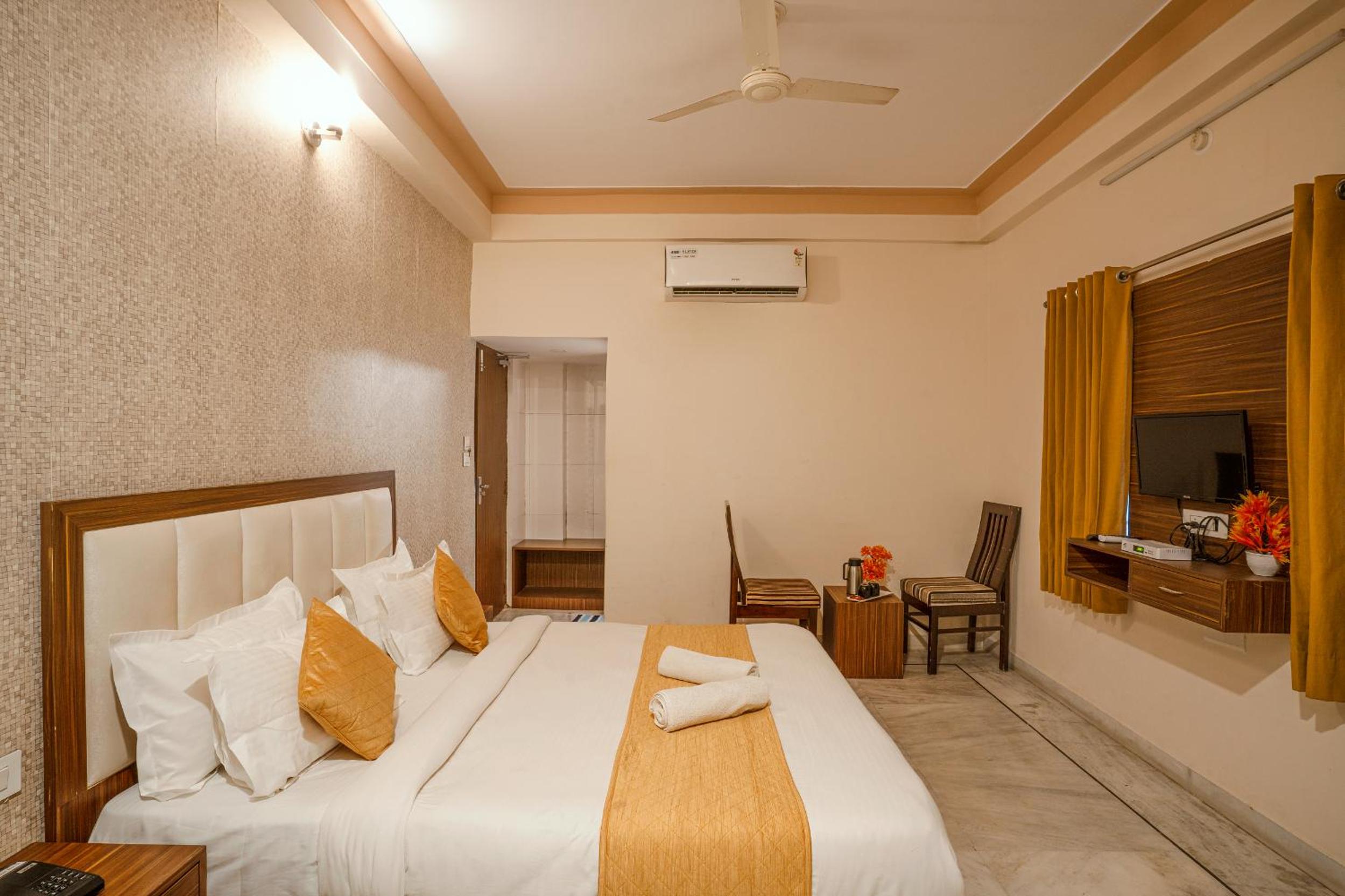 Deluxe Double Room with Balcony photo 2
