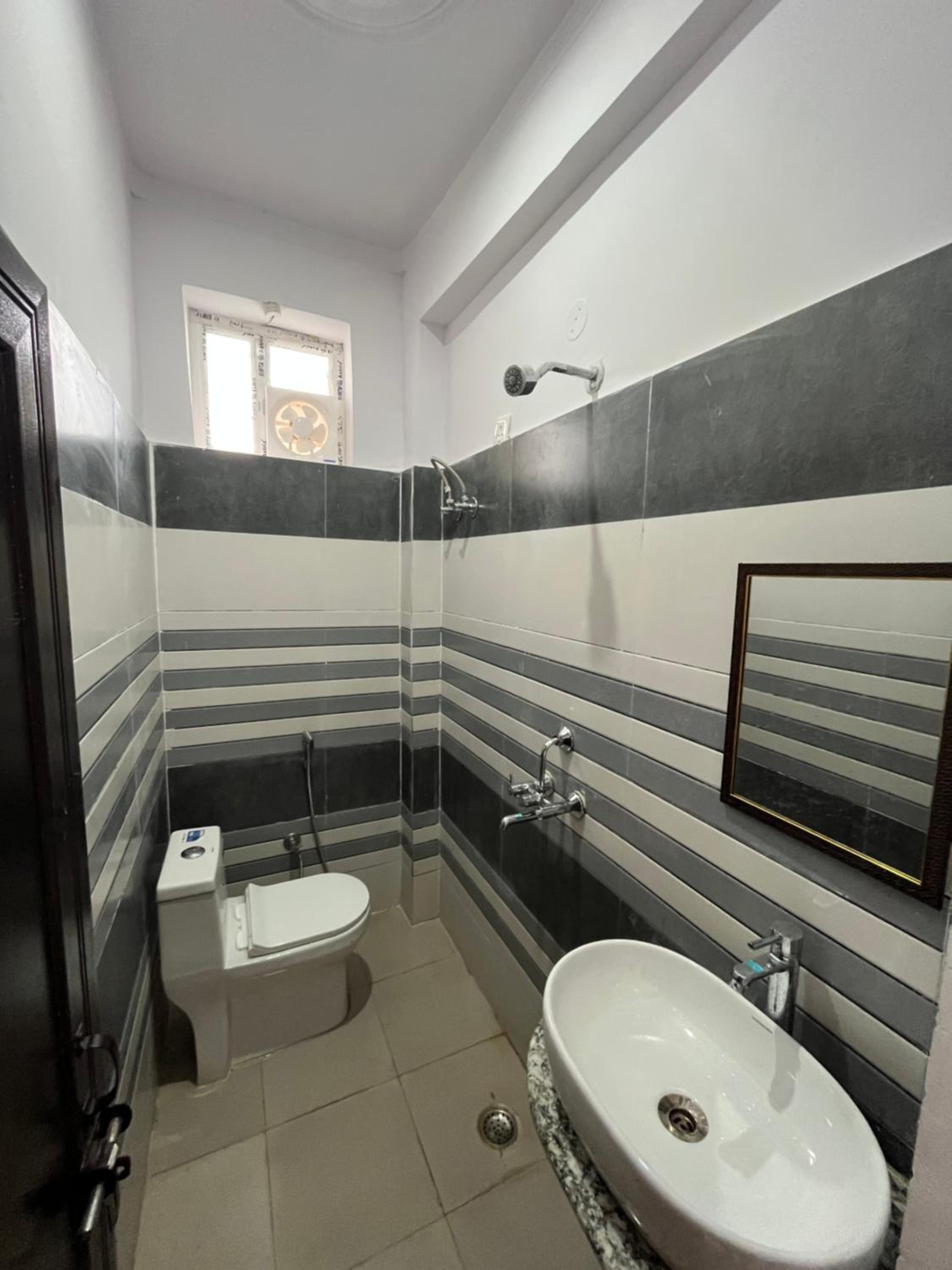 Standard Double Room with Fan - Photo 2