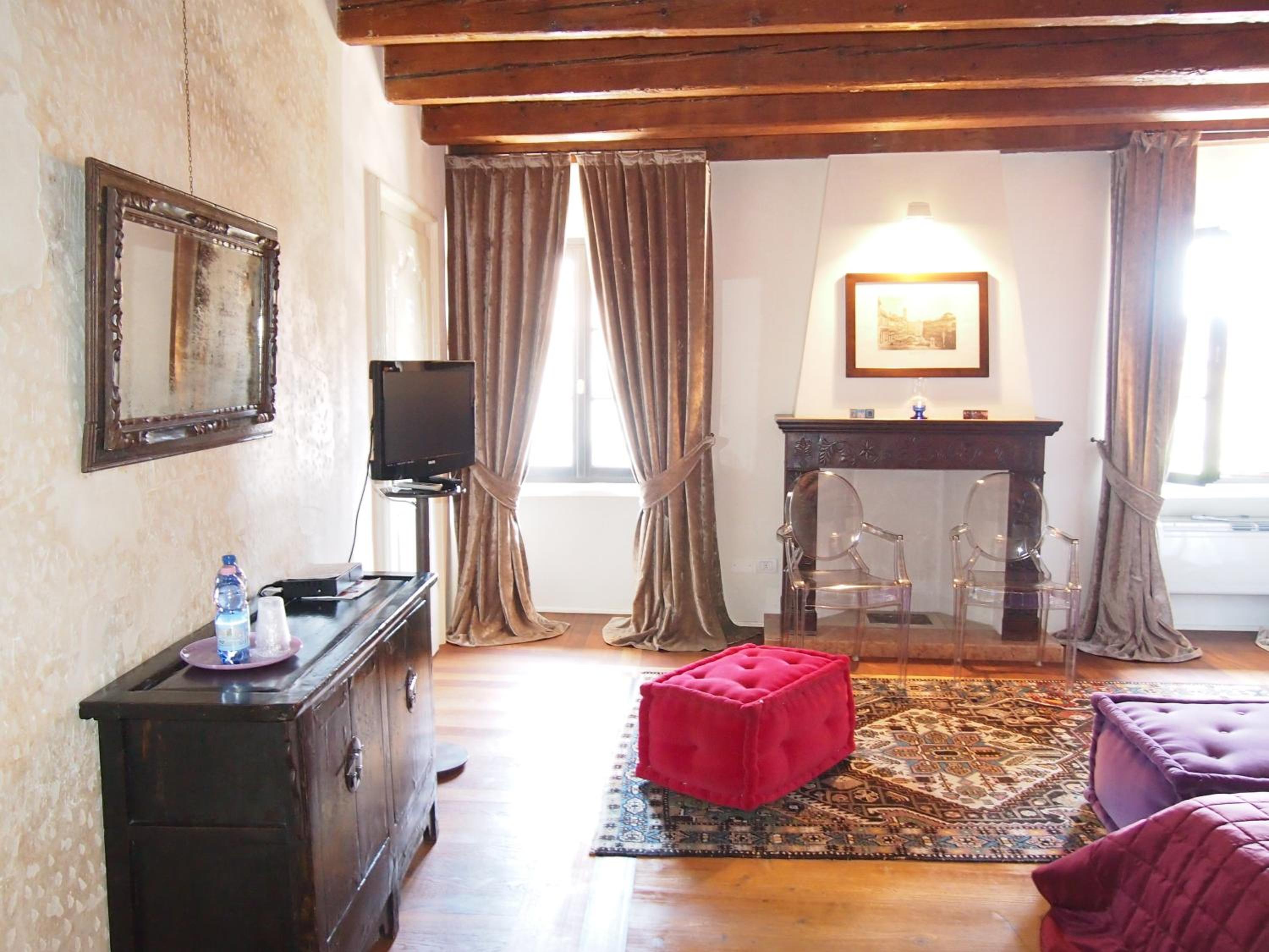 Suite with City View - Photo 5