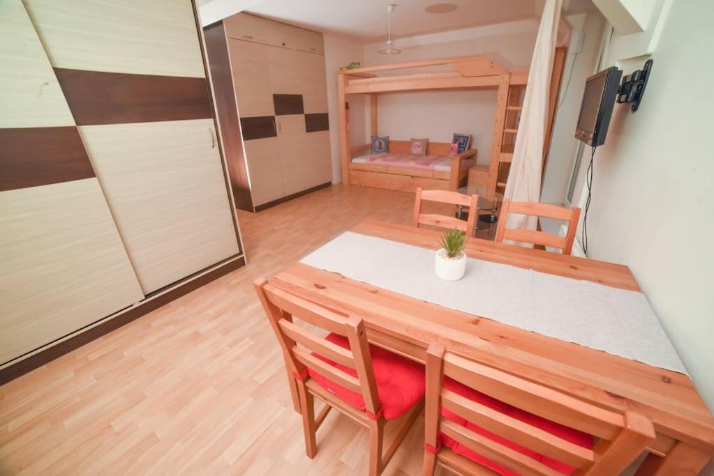 One-Bedroom Apartment - Photo 1