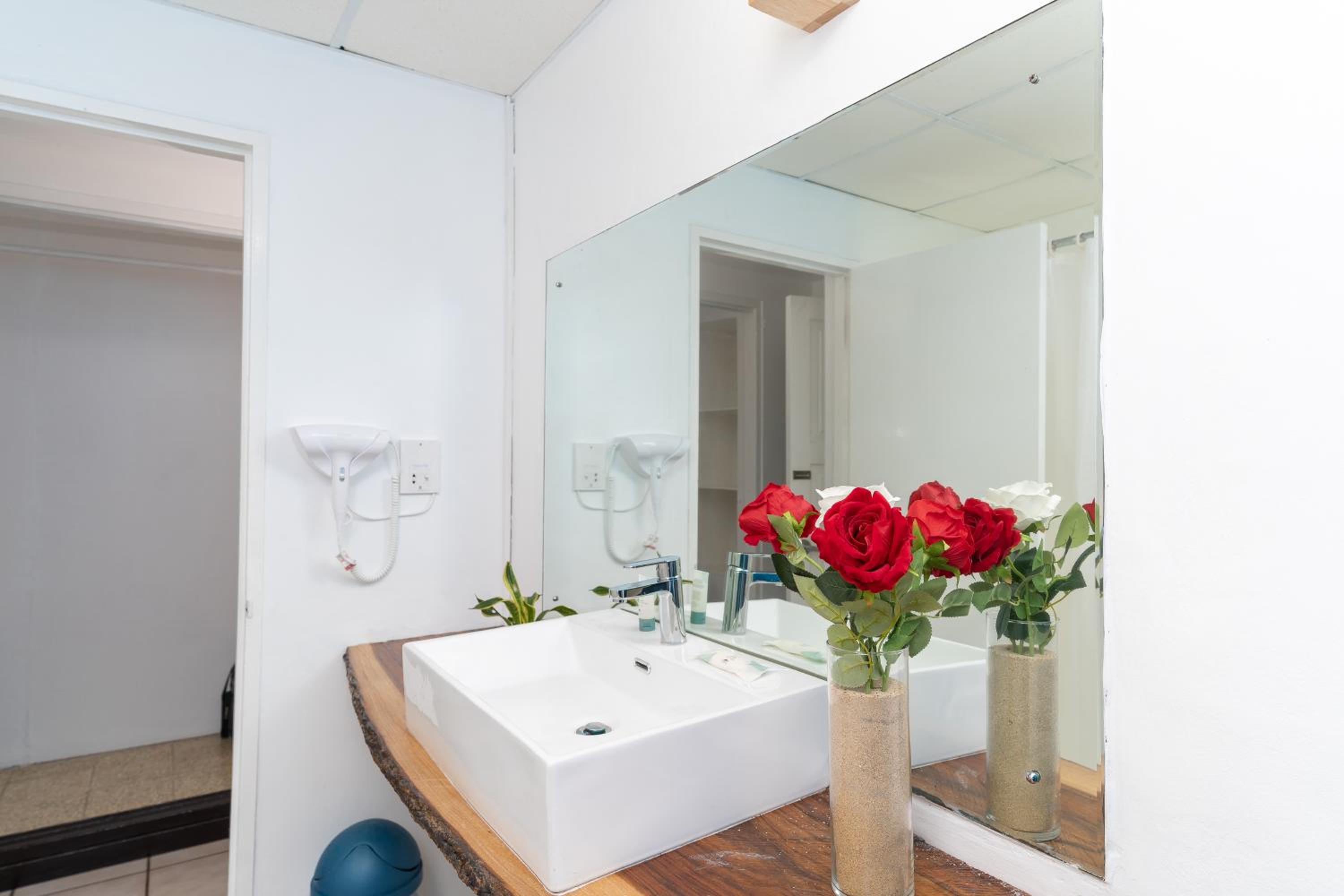 Queen Room with Sea View - Photo 15